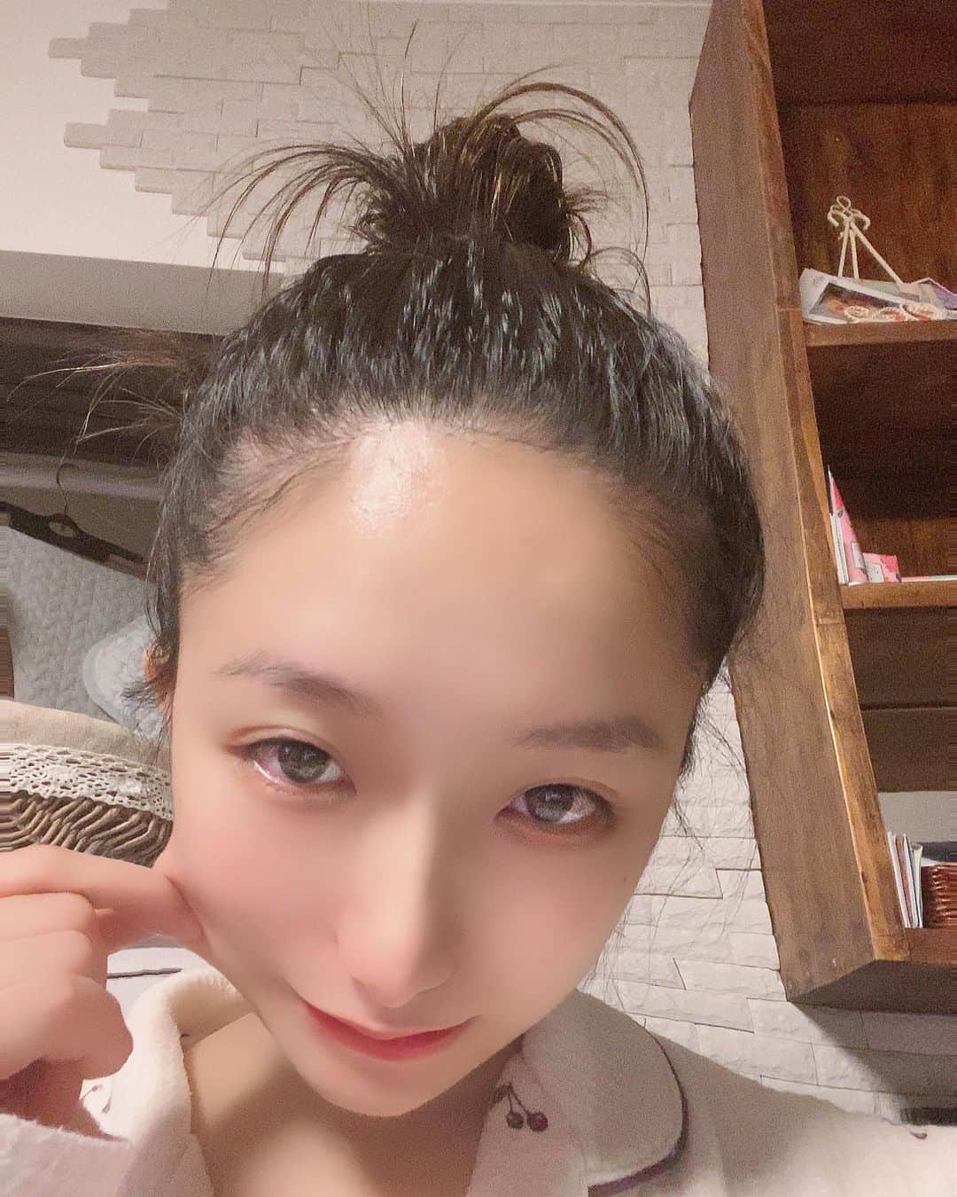のインスタグラム：「久しぶりに自分！！笑 お団子ヘアーです💜🌈💁‍♀️  #likeforlike#❤️#いいね#followforfollowback#follow#me#baby#ベビスタグラム#ベビー#男の子ママ#BabyBoy#love#赤ちゃんのいる生活#photo#かわいい#dog#犬#海#赤ちゃん#家族#family#followｍe#follow4follow#f4f#pretty#cutedog# instagood#男の子#ママスタグラム #ママ」