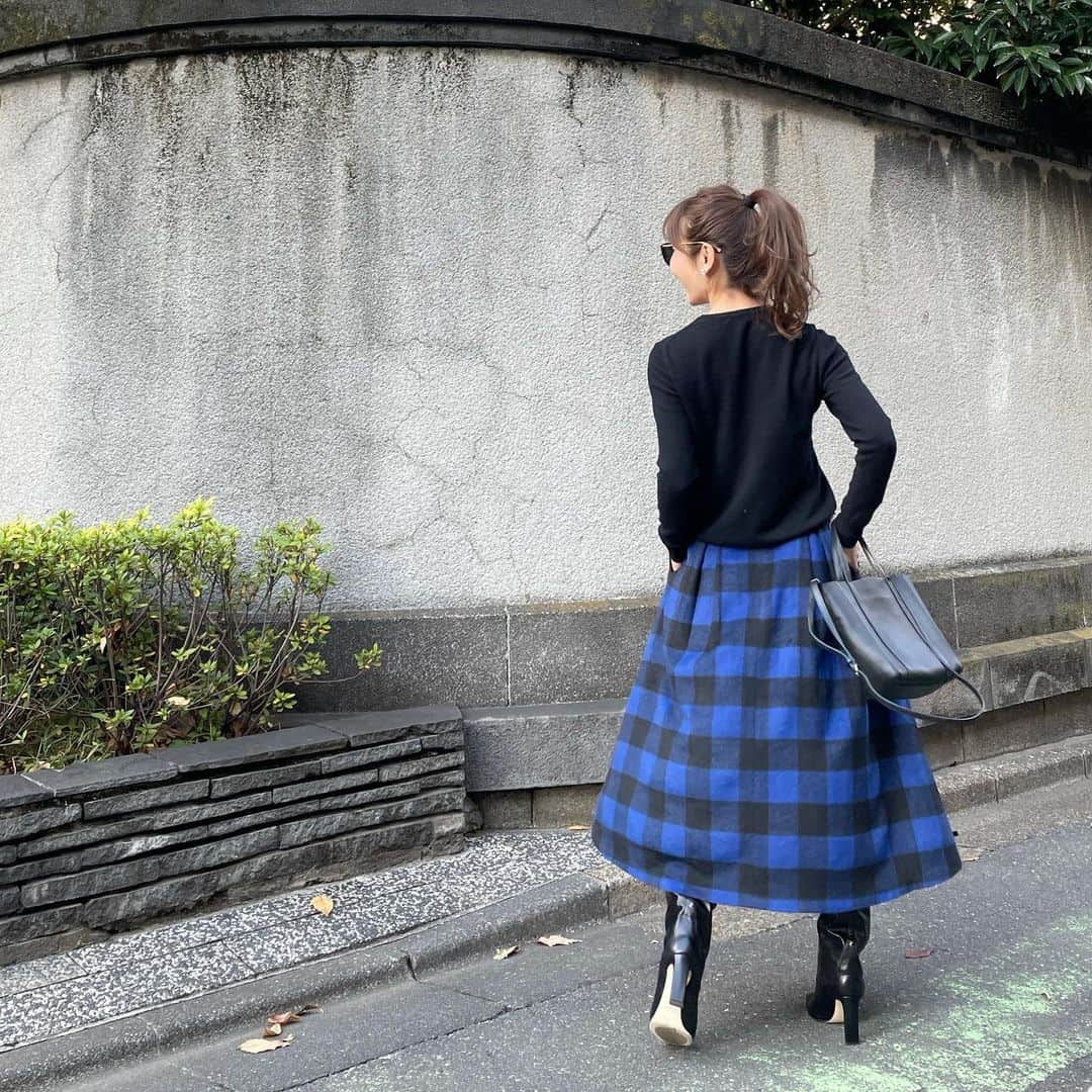 吉田美紀さんのインスタグラム写真 - (吉田美紀Instagram)「・ ・ My Sunaday♫✳︎ ・ 今日は暖かかったですね♡ 最高のお天気だったけれど 今日は大掃除に断捨離にと スイッチが入った日曜日でした！ ・ もう少しこの勢いのまま夜まで頑張るぞ！！ ・ お問い合わせを沢山沢山いただいている ギンガムチェックスカート！ 明日発売です♡✳︎ ・ tops→TAKASHIMAYAオリジナル skirt→#lialapg  boots→#jimmychoo  bag→#balenciaga  ・ #coordinate #outfit #ootd #fashion #wardrobe #instagood #instafashion #コーディネート #ファッション #ママコーディネート#ママコーデ #ママファッション #ギンガムチェック #大掃除」12月6日 19時23分 - miki__yoshida