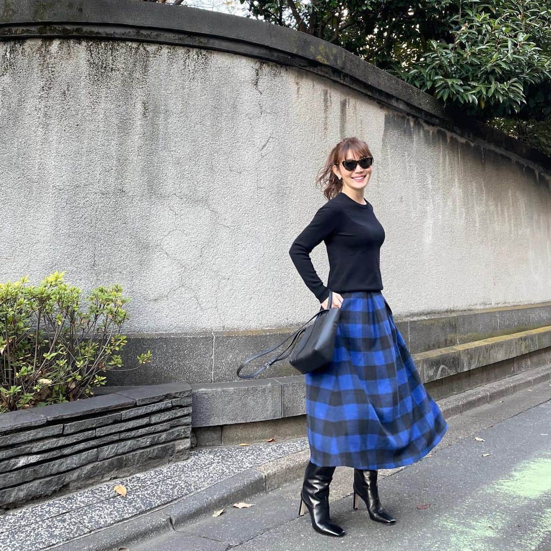 吉田美紀さんのインスタグラム写真 - (吉田美紀Instagram)「・ ・ My Sunaday♫✳︎ ・ 今日は暖かかったですね♡ 最高のお天気だったけれど 今日は大掃除に断捨離にと スイッチが入った日曜日でした！ ・ もう少しこの勢いのまま夜まで頑張るぞ！！ ・ お問い合わせを沢山沢山いただいている ギンガムチェックスカート！ 明日発売です♡✳︎ ・ tops→TAKASHIMAYAオリジナル skirt→#lialapg  boots→#jimmychoo  bag→#balenciaga  ・ #coordinate #outfit #ootd #fashion #wardrobe #instagood #instafashion #コーディネート #ファッション #ママコーディネート#ママコーデ #ママファッション #ギンガムチェック #大掃除」12月6日 19時23分 - miki__yoshida