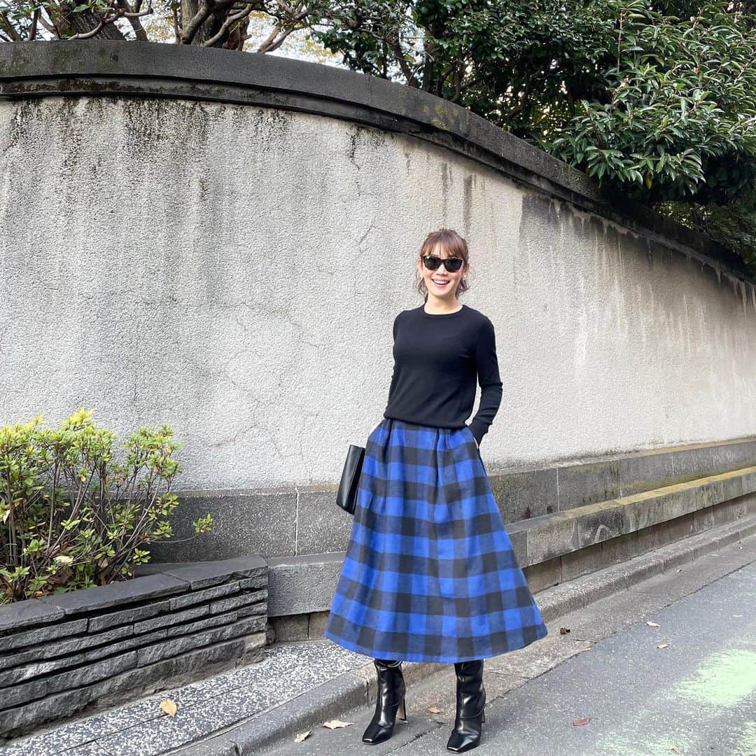 吉田美紀さんのインスタグラム写真 - (吉田美紀Instagram)「・ ・ My Sunaday♫✳︎ ・ 今日は暖かかったですね♡ 最高のお天気だったけれど 今日は大掃除に断捨離にと スイッチが入った日曜日でした！ ・ もう少しこの勢いのまま夜まで頑張るぞ！！ ・ お問い合わせを沢山沢山いただいている ギンガムチェックスカート！ 明日発売です♡✳︎ ・ tops→TAKASHIMAYAオリジナル skirt→#lialapg  boots→#jimmychoo  bag→#balenciaga  ・ #coordinate #outfit #ootd #fashion #wardrobe #instagood #instafashion #コーディネート #ファッション #ママコーディネート#ママコーデ #ママファッション #ギンガムチェック #大掃除」12月6日 19時23分 - miki__yoshida