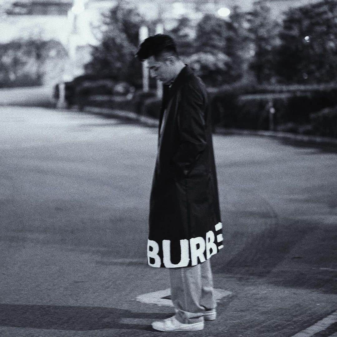 チャウ・パッホウのインスタグラム：「be patient.   #burberry  @burberry」