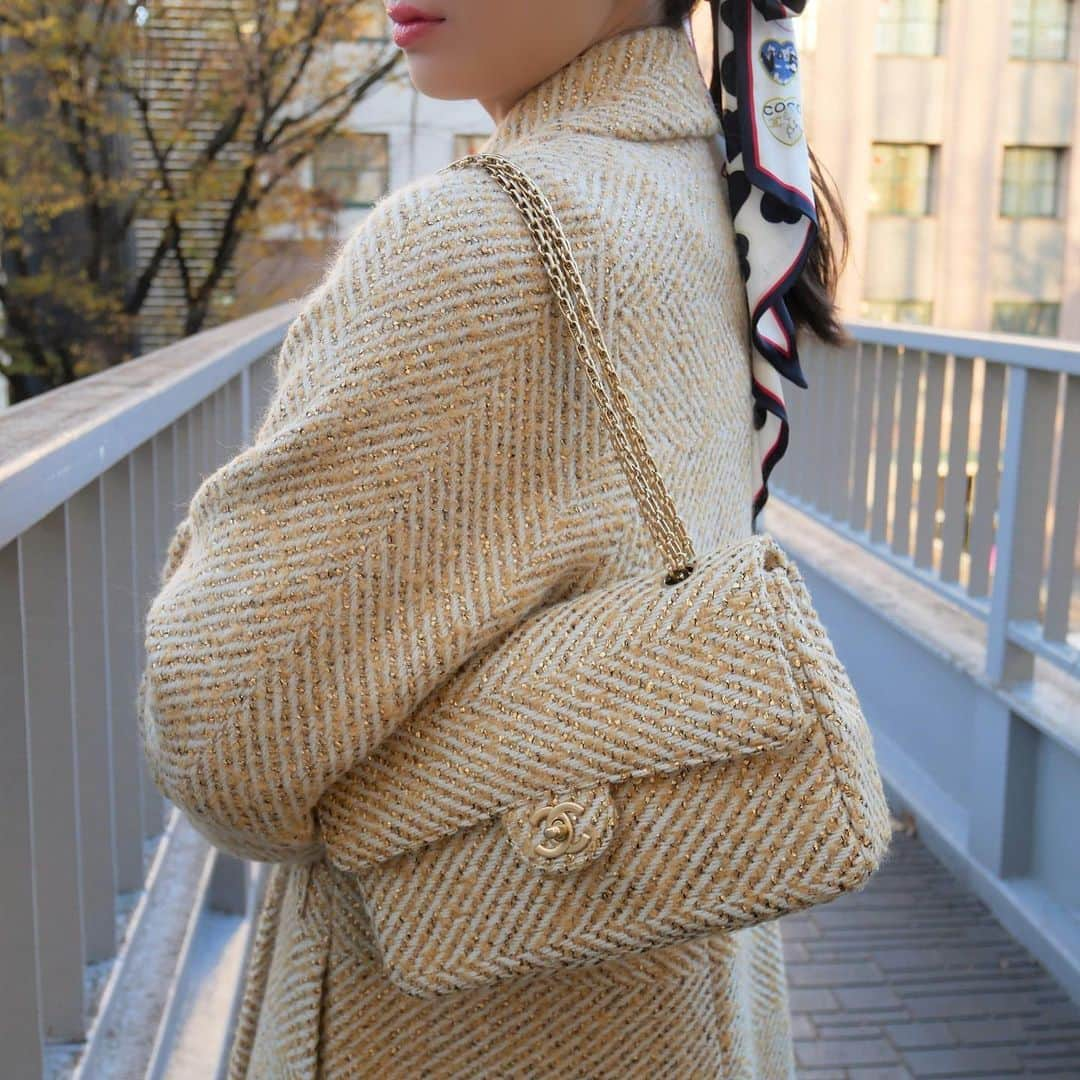 Vintage Brand Boutique AMOREさんのインスタグラム写真 - (Vintage Brand Boutique AMOREInstagram)「Vintage Chanel Tweed Medium Flap Shoulder Bag with Matching Tweed Coat from the year 2000 size #38💛✨  📌Available online for purchase 🔎Search Code  Coat: AO30040 Bag: AO32290  Free Shipping Worldwide 📩DM for more info and pricing  ➡️info@amorevintagetokyo.com   #VintageChanel #ChanelTweed #ChanelCoat #ChanelMedium #AmoreTokyo」12月6日 17時57分 - amore_tokyo