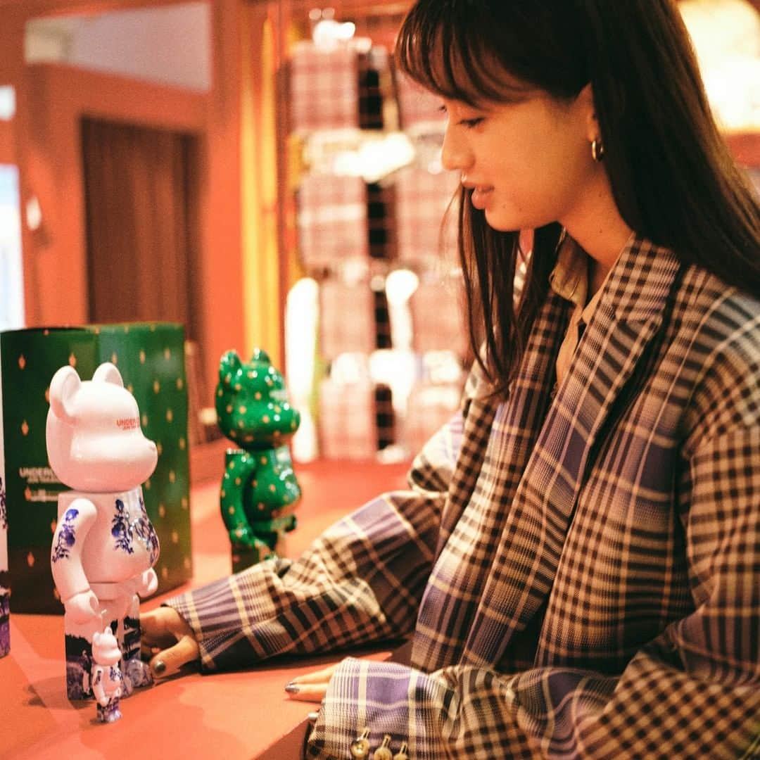 Laforet HARAJUKUさんのインスタグラム写真 - (Laforet HARAJUKUInstagram)「MADSTORE UNDERCOVER / 1F BE@RBRICK UNDERCOVER FUCKFINGER / CERAMIC UFO（100% & 400%）各¥17,600 ※all tax in . コラボレーションをするたび話題をさらう、UNDERCOVER×MEDICOM TOYから、過去の人気プリントをモチーフにした最新のBE@RBRICKが誕生。“FUCK”マークの総柄と、陶器の模様のように描かれた“UFO”、キャッチーなデザインが魅力。 . 2020.11.21-12.25 【LAFORET XMAS】 . クリスマスにおすすめのアイテムをモデル・玖瑠実（@kurumi_0125_）がナビゲート🎁 詳細はプロフィール欄の特設HPからチェック🎄 . #LAFORETXMAS2020 #LAFORETSTYLE #Xmas #Christmas #holiday #gift #present #fashion #ootd #MADSTORE #UNDERCOVER #bearbrick #UFO #medicomtoy #shopping #tokyo #laforet #harajuku #laforetharajuku #クリスマス #ホリデーギフト #クリスマスプレゼント #ベアブリック #インテリア #アート #メディコムトイ #東京 #ラフォーレ #原宿 #ラフォーレ原宿  BE@RBRICK TM ＆ © 2001－2020 MEDICOM TOY CORPORATION．All rights reserved.」12月6日 17時50分 - laforet_h