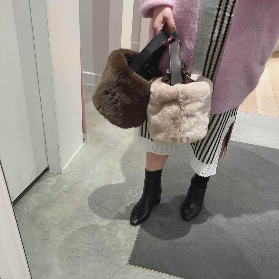 アナトリエのインスタグラム：「[new fur bag] . ふわふわのファーバッグが入荷いたしました✨ 軽くて持ちやすい、そしてしっかり荷物も入れていただけます。 ショルダーの付属もついております。 . 528-09303 ¥18,000+tax . . #anatelier #アナトリエ」