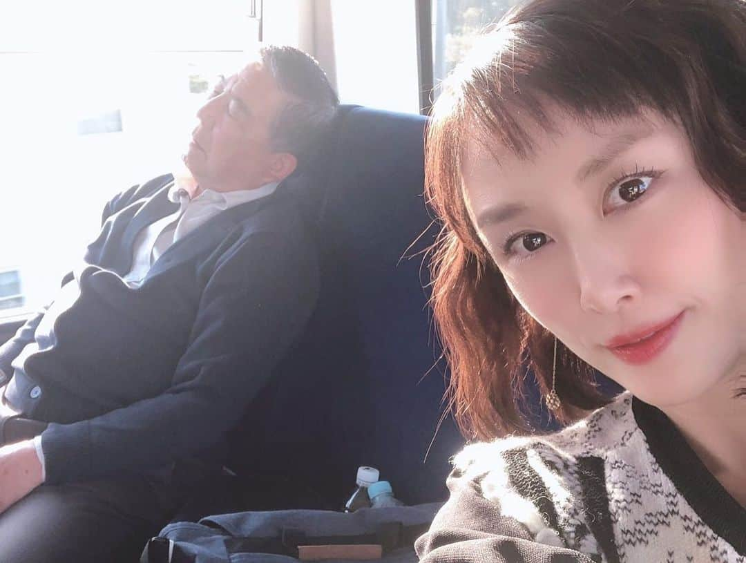 山口もえさんのインスタグラム写真 - (山口もえInstagram)「路線バスで寄り道の旅へ🚌 徳光和夫さんと田中律子さんと💓 徳さんの寝顔が見られて 良いことがありそうです✨ お天気も良く紅葉もキレイで 美味しいものいっぱい食べて 狭山湖に映る夕日も見られて 最高過ぎるやろ〜❣️の旅でした。  12月13日(日)📺 EX「路線バスで寄り道の旅」16:15〜17:25 是非ご覧ください💕  #路線バスで寄り道の旅 #テレビ朝日#TV #武蔵村山#東村山#狭山湖#青梅 #徳光和夫 さん✨ #田中律子 さん✨ #大好きなお二人と #カメラ回ってなくても いっぱいお喋りたよ#笑 #楽しすぎた #狭山湖と徳さん #カッコ良すぎるやろ〜 #❤️  @ri2kotanaka」12月6日 17時52分 - moe_yamaguchi0611