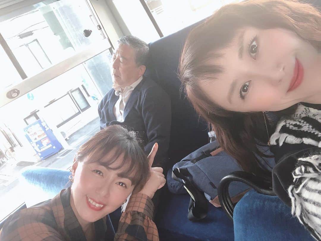 山口もえのインスタグラム：「路線バスで寄り道の旅へ🚌 徳光和夫さんと田中律子さんと💓 徳さんの寝顔が見られて 良いことがありそうです✨ お天気も良く紅葉もキレイで 美味しいものいっぱい食べて 狭山湖に映る夕日も見られて 最高過ぎるやろ〜❣️の旅でした。  12月13日(日)📺 EX「路線バスで寄り道の旅」16:15〜17:25 是非ご覧ください💕  #路線バスで寄り道の旅 #テレビ朝日#TV #武蔵村山#東村山#狭山湖#青梅 #徳光和夫 さん✨ #田中律子 さん✨ #大好きなお二人と #カメラ回ってなくても いっぱいお喋りたよ#笑 #楽しすぎた #狭山湖と徳さん #カッコ良すぎるやろ〜 #❤️  @ri2kotanaka」