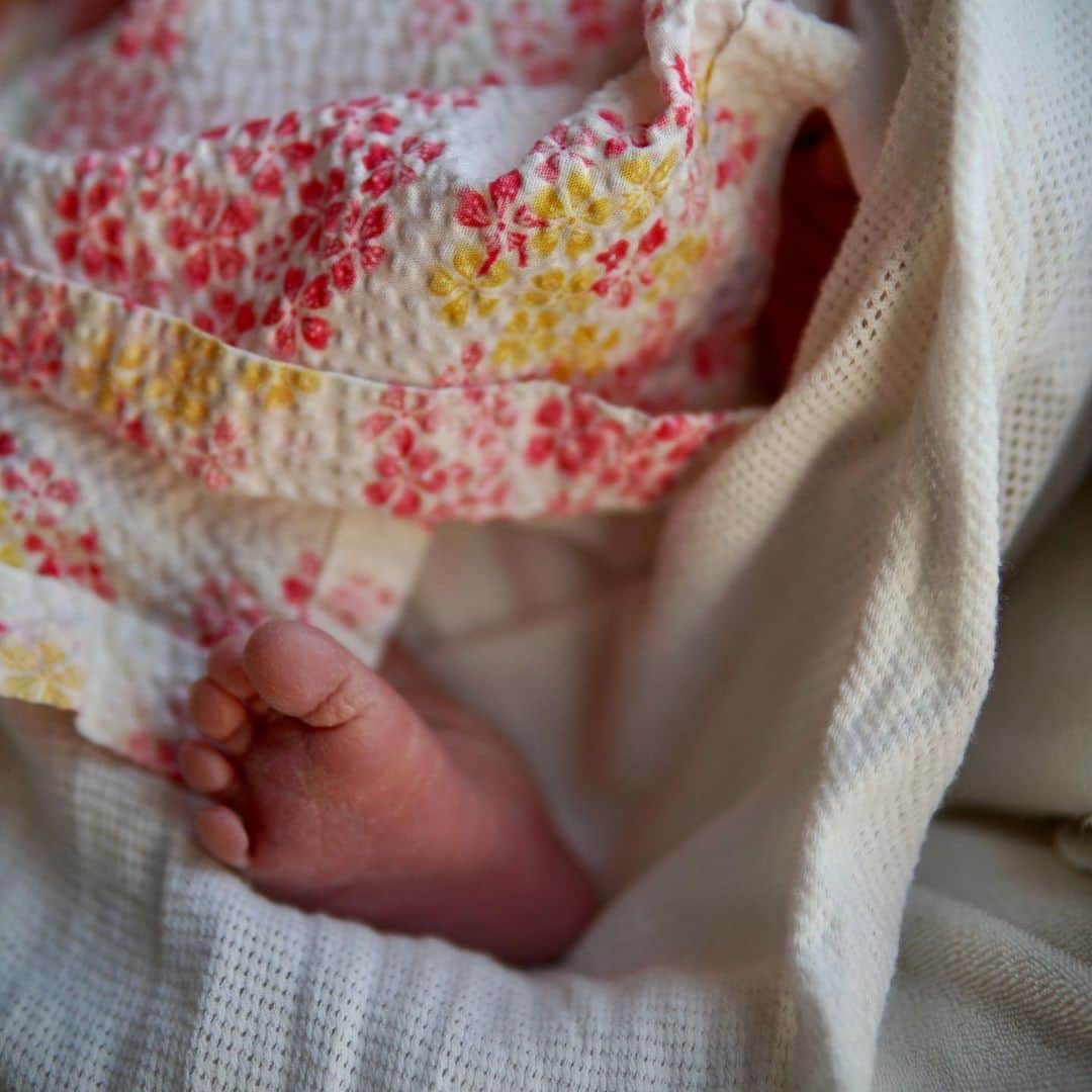 Anji SALZのインスタグラム：「Baby SALZ is here 🥰❤️ A little girl which had us waiting and stressing - however in the end she came with a bang! 🥳🍾 Water broke and after just about 5 hours of labor she was there 😂😆 Thank you everyone for your encouraging messages, love and prayers throughout the journey 😭❤️ It worked and I could deliver at the birth house with my husband by my side. Everything was great and we are healthy 😘 now to adjust to this new lifestyle 😂🙈😱  ようこそ❤️ベイビーSALZ👶 女の子で〜す🥰  ギリギリまで待ってましたが、最後にドーンっと出てきましたw 破水して、助産院に入院から5時間内に生まれました😂😱 立ち会いもできて本当によかったです❤️😭  皆さんの応援や温かいメッセージありがとうございました❣️ これからもよろしくお願いします。」