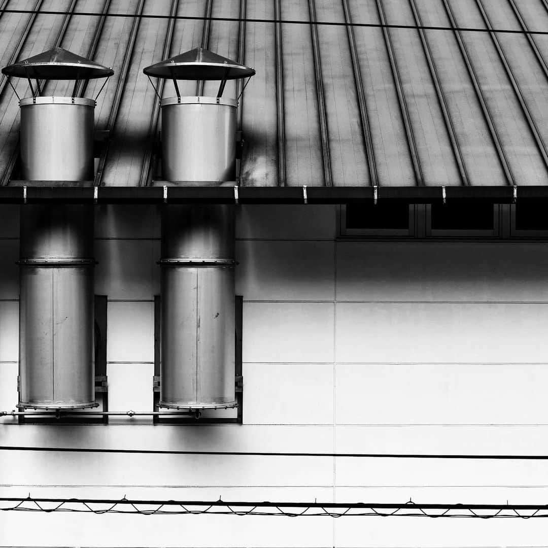 naotakeのインスタグラム：「煙突 - Chimneys / D810 & Snapseed, 20201207 . . ひさしぶりに笑点を見る。出演者が歳をとったことに驚いた（＝自分も同じ）。 . . #spicollective #royalsnappingartists #infamous_family #rsa_main #infinity_photo_cult #2_fineart #jp_gallery_member #jp_gallery_bnw #trb_bnw #wp_bnw  #bnw_life #bnwlife_member #bnw_life_shots #bnw_captures #world_bnw #top_bnw #team_jp_ #team_jp_モノクロ #ig_energy_bw #ig_nihon #streetphotographybnw #igersjp #blackandwhite #bnw #bnwphoto #monochrome #bw #bnwphotography #nikon #d810」