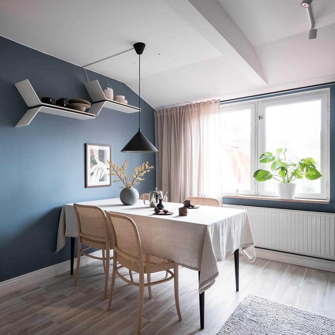 Bjurforsのインスタグラム：「Köket på Storgatan 19B. Kärlek vid första ögonkastet! 💭. Foto: @fotografalencordic Styling: @bon.interior . . . . #bjurfors_goteborg #mäklareangelicastenvold #blåttkök #kök #kitchen #kitcheninspo #kitcheninspiration #daylight #inredning #homestyling」