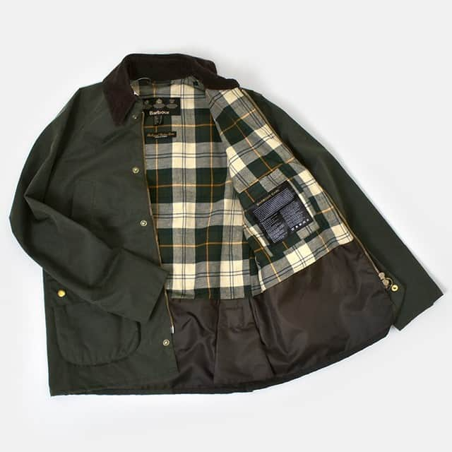 キナリノさんのインスタグラム写真 - (キナリノInstagram)「＼キナリノモール／Barbour｜オイルドスリムフィットジャケット"BEDALE SL"   －－－－－－－－－ 経年変化が楽しめる。英国王室御用達のアウトドアジャケット  ブランドを代表するベストセラー「BEDALE」を、現代女性にフィットするサイズ感にアップデートしたモデル。 乗馬用コートのディティールが特徴で、裏地のチェック柄が英国らしいデザインのワックスジャケットです。 ボディに使用されているオイルドコットンは、耐久性、防風、防水性に長けており、その人だけの経年変化も楽しむことができますよ。 カラーはミリタリー感溢れる「sage」と、シックな「black」の2色をご用意しました＊  －－－－－－－－－ https://kinarino-mall.jp/item-11194  ▶画像をタップすると詳細情報をご覧いただけます。  ▶プロフィールの「インスタ掲載」ボタンから、ご紹介商品をまとめてご覧いただけます。→@kinarino_official  ▶キナリノアプリでも販売中！ 「お買いもの」→「インスタグラム掲載アイテム」 　 ※ダウンロードはプロフィールリンクから→@kinarino_official  #キナリノモール #キナリノ #丁寧な暮らし #暮らし #ジャケット #アウトドアジャケット #バブアー #ワックスジャケット #ファッション #今日のコーデ #コーディネート #シンプル #ダントン #Barbour #BEDALE #Jacket #fashion #comfortable #fashionista #coordination #simple #ootd #instafashion」12月6日 18時00分 - kinarino_official