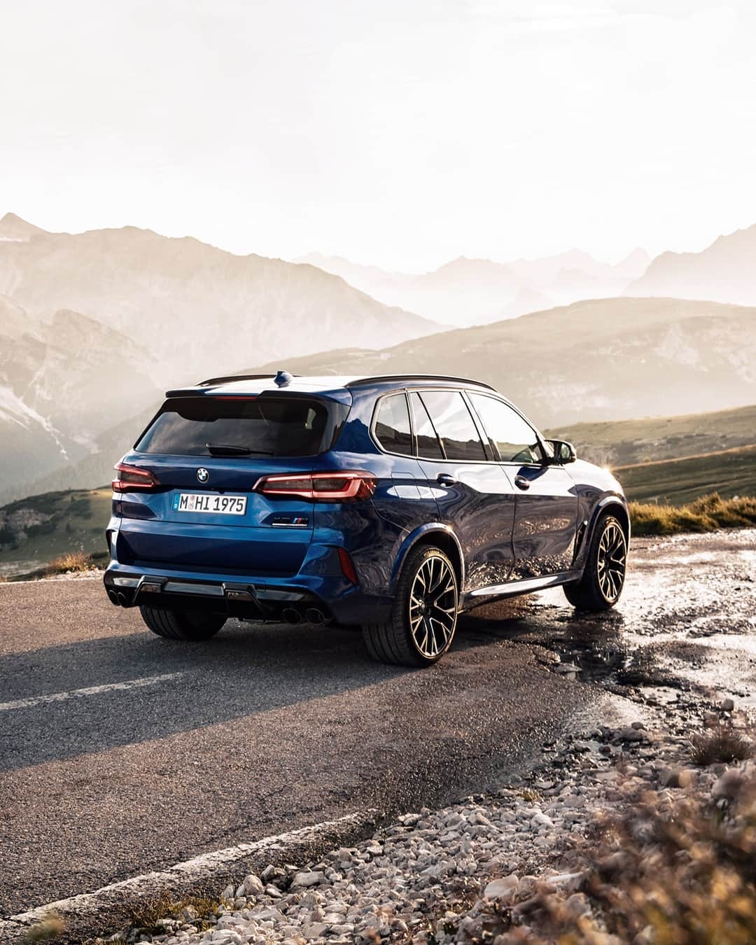 BMWのインスタグラム：「Designed for the elements. The BMW X5 M Competition. #TheX5M #BMW #X5M #BMWM __ BMW X5 M Competition: Fuel consumption in l/100 km (combined): 13.0–12.8. CO2 emissions in g/km (combined): 296–291. Further information: www.bmw.com/disclaimer.  	 Acceleration (0-100 km/h): 3.8 s. Power: 460 kW, 625 hp, 750 Nm. Top speed (limited): 250 km/h (with optional M Drivers Package: 290 km/h).」
