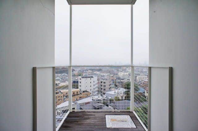 グッドルームさんのインスタグラム写真 - (グッドルームInstagram)「雲の中で暮らすって、こんな感じかも。  東京 #国分寺  1LDK 39.29㎡  ▼グッドデザインな都会派で ----------------------  銀色のシャープな輝きを放つお部屋。 北側に配置してくれた大きな窓。 （南側だと暑すぎ＋まぶしいので 　北側がベスト！） キッチンを挟んで、コの字型に1LDK。  デザインは、とにかく削ぎ落としておきました。 キッチン、ひとまとめにしたサニタリー。 どれも嫌味のないデザインで、 ぼくらの趣味嗜好をおもいっきり ぶつけちゃおうって事。  この北側の窓際に主張の強い椅子を、ぼんっと。 このお気に入りに座って、 朝はサクっとトーストにコーヒー。  何度も言うけど北側窓のおかげで眩しくないし、 やんわり明るいのがとってもお上品なんですね。 更にまったく目線の入らない位置でとても静か。 人を選ばず安心、安全に過ごせちゃうって事。  バルコニーはウッドデッキ仕様。 しかし共用部からまるみえなので、 簡単な目隠しをする必要がありそう。  ・⁠ こちらの物件は実際に住めるお部屋です。詳細はストーリー、ハイライトにて！⁠ ・⁠ こだわりのお部屋探しは、@goodroom_jp から URLをチェック！⁣⁣⁣⁣⁣⁣⁣⁣⁣⠀⁣⠀⁠ ・⠀⁠ ※最新のお家賃につきましては、リンク先物件ページからご確認ください。⁠ ⁠・⁠ #tokyo #goodroom #interiordesign #decoration  #myhome #homedesign #interiordecor #urbanlife #apartment  #生活 #お部屋探し #日々の暮らし #引っ越し #賃貸 #丁寧な暮らし #暮らしを整える #お洒落な暮らし #理想の空間 #間取り図 #シンプルな暮らし #東京 #東京賃貸 #2人暮らし #二人暮らし #1LDK #1LDK賃貸 #無機質  #高級感のある家  #中央線」12月6日 18時00分 - goodroom_jp