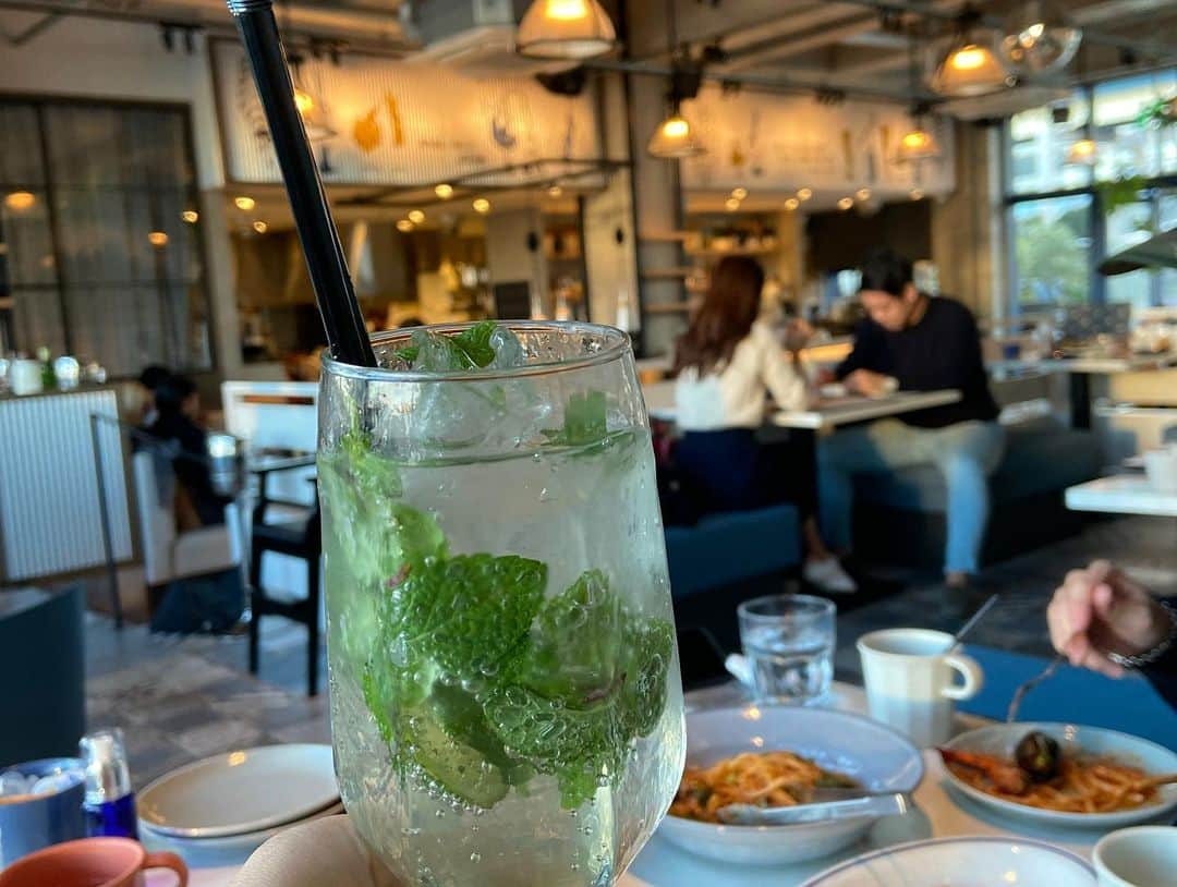 阿川麻美さんのインスタグラム写真 - (阿川麻美Instagram)「先日の家族ランチ🌊  お昼から海を見ながらモエシャン🍾💗  竹芝にある #besideseaside  グータンヌーボのお店だよ🧡 ご飯も美味しいし なによりロケーションが最高なので デートはもちろん子連れにも🙆‍♀️ お店の前の芝生で子供たちが沢山はしゃいでました💗  お昼も夜もまた違った雰囲気が楽しめてオススメ💗  #グータンヌーボのお店  #浜松町カフェ #テラス席わんこok  #レースクイーン #rq #モデル #model #東京湾#記念日#デート#子連れランチ#家族ランチ #2歳4ヶ月 #ピクニック #海の見えるカフェ #海の見えるレストラン  #港区#浜松町#竹芝」12月6日 18時01分 - asamichi922