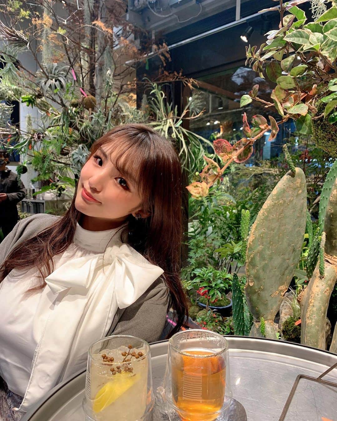 CHERIさんのインスタグラム写真 - (CHERIInstagram)「Nature cafe in Kyoto,Japan 🇯🇵 Tasted acorns tea which is good🍂 自然とアートな異空間カフェ🌿 This is SHIZEN に行ってきたよ🥰 どんぐり茶と山椒ジントニックです♥️  ポリフェノールたっぷりらしいので、体に効いてますように✌  大きいサボテンが🌵お気に入り🌵🌵  #thisisshizen#kyotocafe#cafeinkyoto#新風館」12月6日 18時03分 - hi_cherish.gram