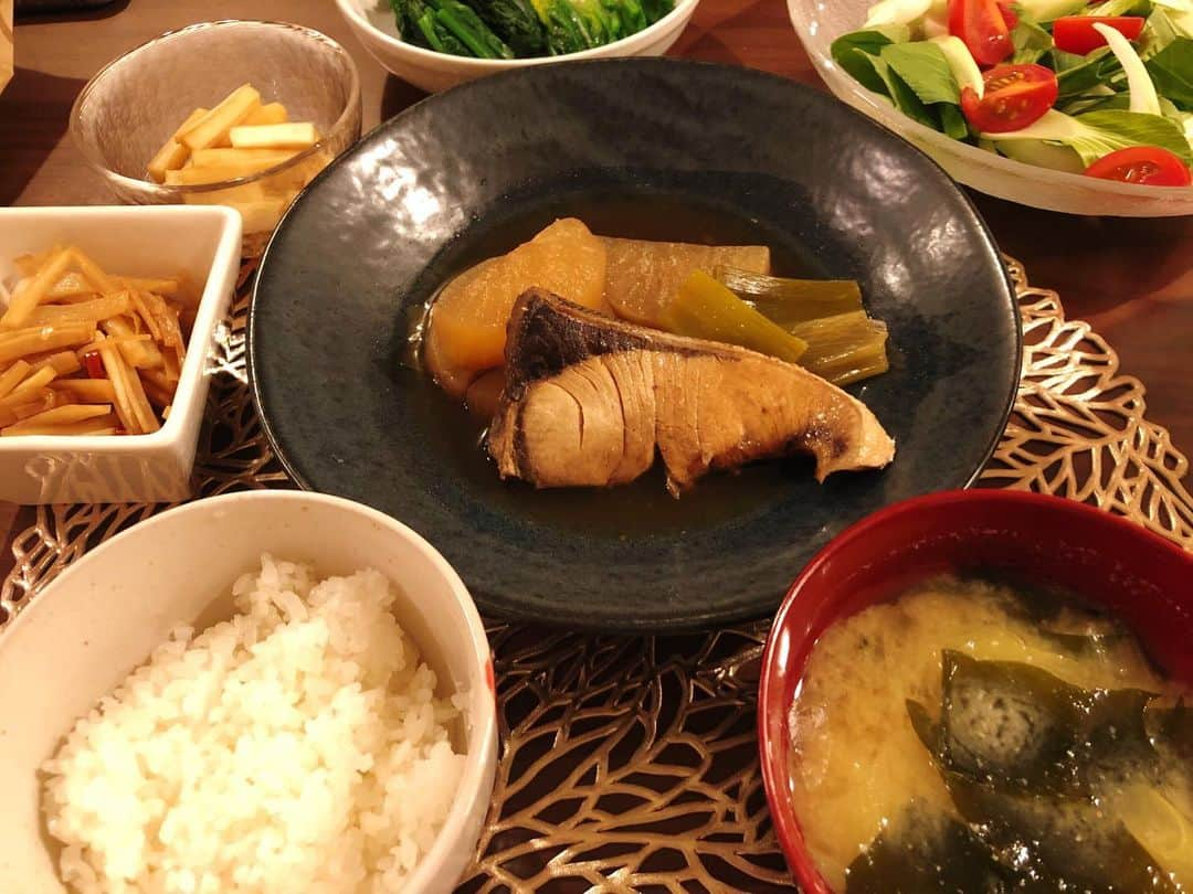 南條早紀さんのインスタグラム写真 - (南條早紀Instagram)「ぶり大根定食🐟 . . ひさびさのおうちごはん🏠 ブリが最近豊漁🐟とのことで 氷見の寒ブリがスーパーで手に入りました！ 大根もまるっと1本98円🥰 . これは！迷わずぶり大根！ 大根は皮を厚めに剥いて、 お米のとぎ汁で下茹でして柔らか〜く。 . 大根の皮を ・ポン酢×白だしに漬けて漬物 ・薄くスライスしてきんぴら　に！ .  しょうがを買い忘れてしまったので ネギの青いところいっぱい入れて臭みとり🤣 （取れてるのかな…わからないけどなんとなく） . サラダちんげんさいは生で食べても 美味しかった🥗 . . 冬の寒さは嫌だけど、 お魚が美味しく安くなるのは嬉しい😊 お魚料理のレパートリー増やしたい！ . . #富山県 #富山市 #富山 #北陸 #氷見 #氷見寒ブリ #寒ブリ #ぶり大根 #ブリ大根 #鰤大根 #大根 #大根レシピ #おうちごはん #おうち時間 #自炊 #自炊生活 #自炊記録 #料理記録 #料理 #料理勉強中 #料理上手になりたい #魚料理 #富山湾 #手料理 #手料理グラム #早紀飯 #アナウンサー #南條早紀 #なんじょうのにちじょう #魚好き」12月6日 18時03分 - nanjo_saki