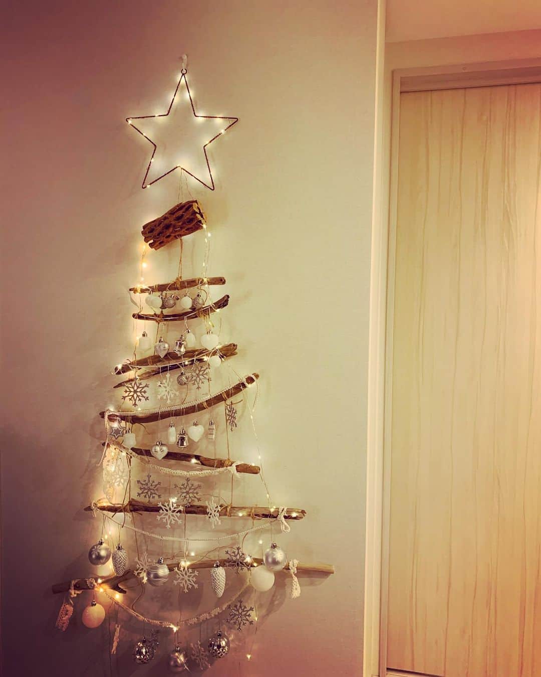 のインスタグラム：「今年も、流木を使った手作り壁掛けツリーを出しました🎄東京の狭い部屋でも場所を取らない🤶🏻Hand made Wall-hanging Christmas tree for the tiny Tokyo apartment 🗼❣️#christmastree #handmade #wallhanging」