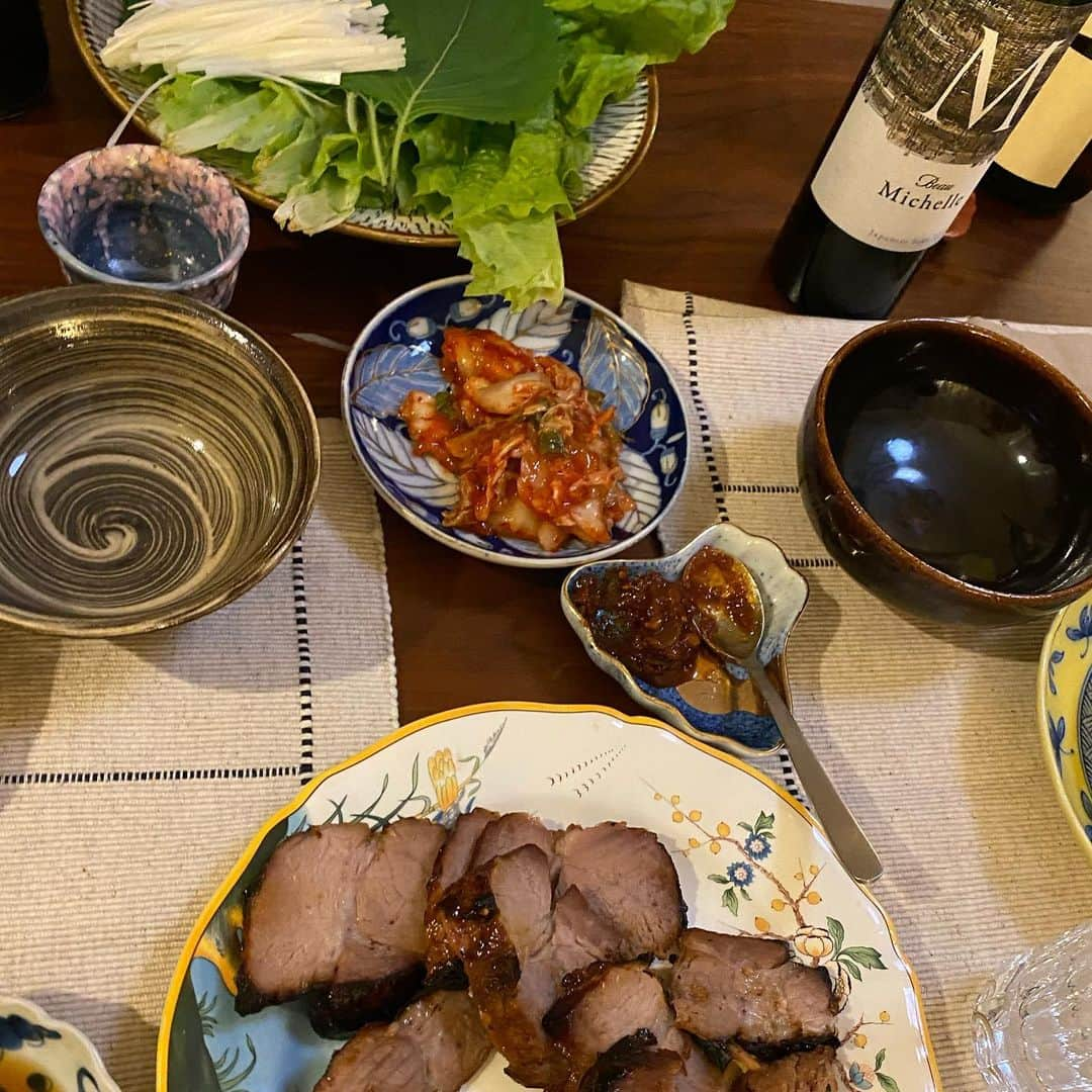 軍地彩弓さんのインスタグラム写真 - (軍地彩弓Instagram)「昨日はまさかの　#軍地食堂　ダブルヘッダー、笑。  夜の部は白木夏子さんからいただいた鎌倉野菜をせいろ蒸しに。豚肉の自家製チャーシュー野菜巻き、白い鶏鍋などなど。  こうやって、気の置けない仲間とゆっくり食卓を囲むのが一番落ちつく。一日メニューのこと考えてると頭の切り替えにもなるしね😊  色んな人を繋いで、小さなサロン食堂みたいにしようかな❤️  ごはんで繋がる仲間って、楽しいね。  #軍地めし #鎌倉野菜」12月6日 18時08分 - sayumi7