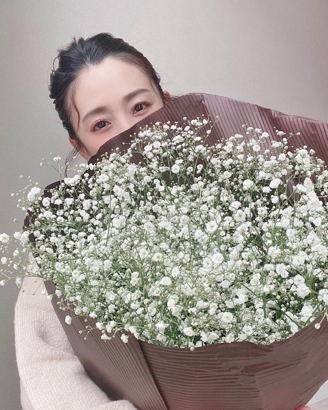 のインスタグラム：「. お祝いのコメント・DMありがとうございました🥲♡♡♡ とっても嬉しかったです♡ . かすみ草の大きな花束。 リビングのどこに居てもわかるくらいのすごい香りを放っています笑💐 . #ありがとう#かすみ草#花束#誕生日」