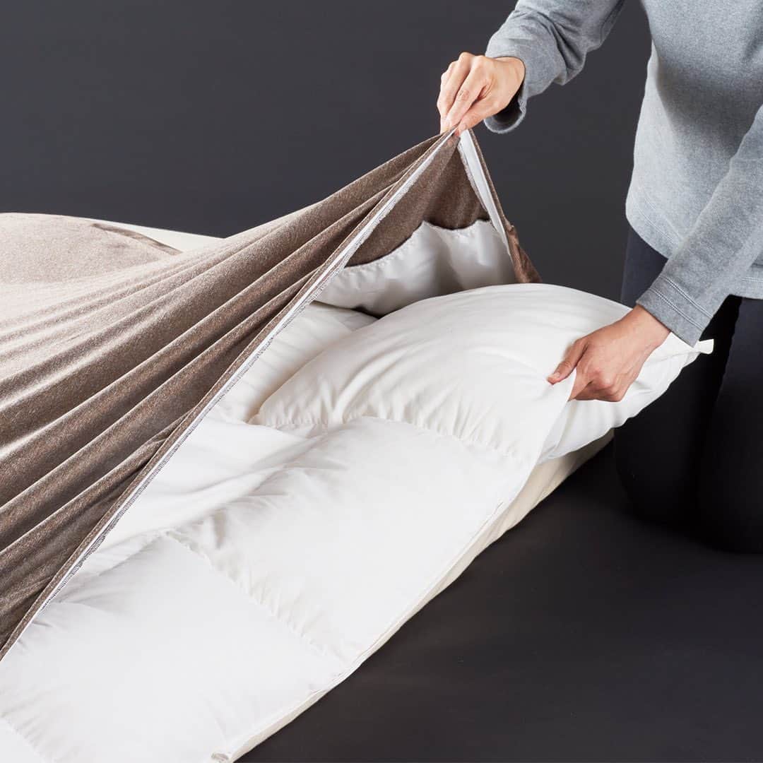 D-Breath Co., Ltd. さんのインスタグラム写真 - (D-Breath Co., Ltd. Instagram)「クレスカローレは1枚で「毛布」「ふとん」「カバー」3つの機能を備えたオールインワン寝具です。合わせる寝具を変えることで簡単に温度コントロールができ、秋から春まで長くお使いいただけます。  写真1.ふっくらおいなりさんのようなボリュームのひみつは？ 写真2.中におふとんを入れられるあったか掛けふとんカバーなのです！ 写真3.そのまま掛け毛布としてもお使いいただけるじゅうぶんな厚みもあります。  #毛布 #ふとん #カバー #アドベントカレンダー」12月6日 18時18分 - d_breath.co.jp