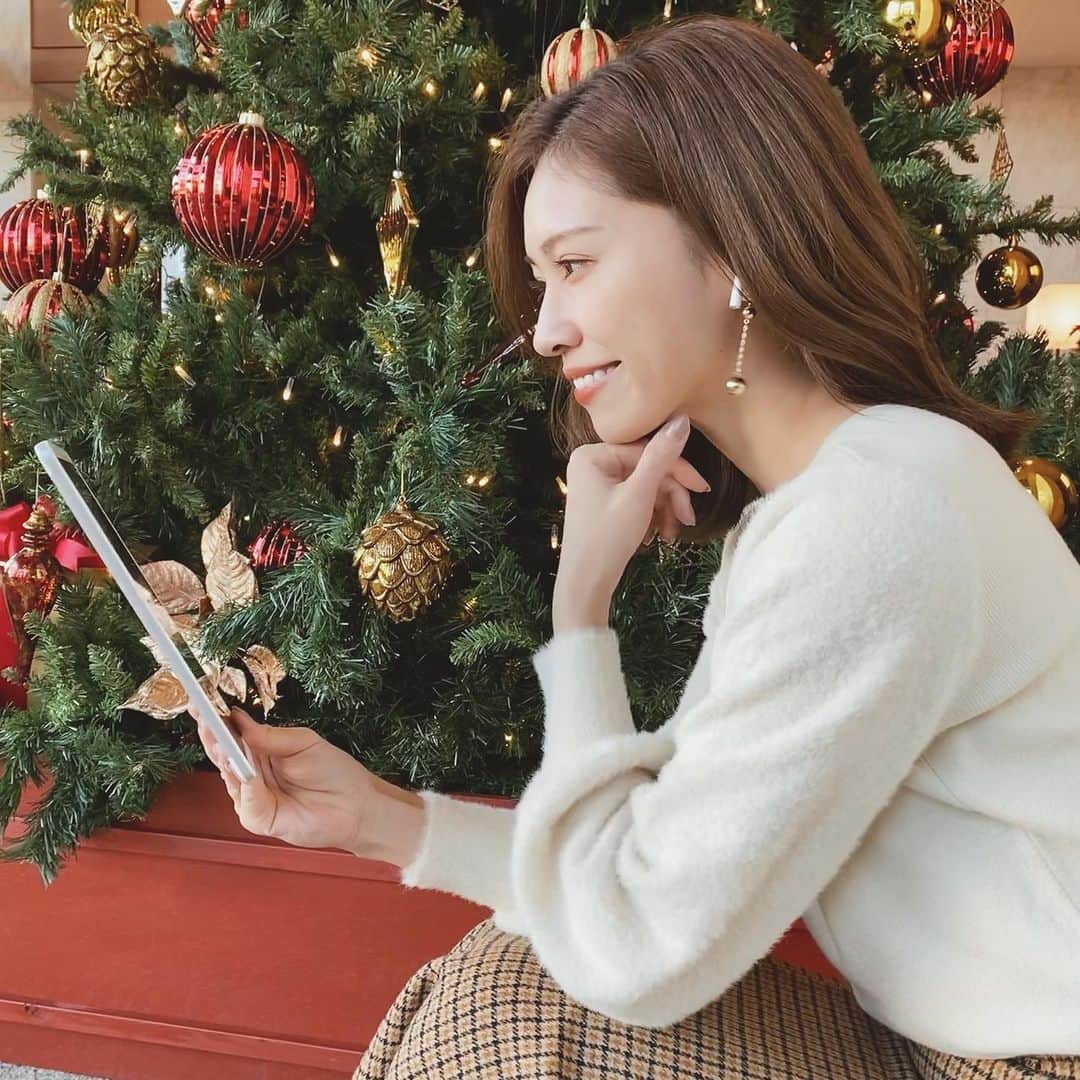 石黒美帆のインスタグラム：「*﻿ 気が付いたら今年もあと少し！﻿ 街がクリスマス一色に染まってきて、歩いているだけで気分が上がりますよね🎄♡﻿ ﻿ ﻿ 自宅でも装飾はもちろん、クリスマスソングを流すことが増えました☺️﻿ ﻿ ﻿ 毎年自分好みのリストを作っていたんですが、今年はAmazon Music で「Amazon Originals:ホリデー 」プレイリストを聞いたら好きな曲がたくさんカバーされていたので、こればっかり聞いています🎅🌟﻿ ﻿ ﻿ Amazon Originalの独占配信なのだそう♪﻿ → http://music.amazon.co.jp/playlists/B08NC382TN﻿ ﻿ ﻿ Amazon Music Unlimited新規会員登録をすると、7,000万曲以上の楽曲が広告無しで聴き放題🤍&ポッドキャストも聴けるAmazon Music Unlimited（個人プラン月額）が最初の3か月間無料で楽しめるキャンペーンをしているそうなので、おうち時間がまた増えるこの時期オススメですよー😊﻿ ﻿ ﻿ もう本当に音楽はずっと流していたくて、家で1人で家事をする時はあちこち動くので、イヤホンまでして音楽聞いてます🙈♪﻿ ﻿ ﻿ ﻿ @amazonmusicjp @amazonmusic﻿ #PrimeLife#ad#Christmas#Christmassong#クリスマス#クリスマスソング」