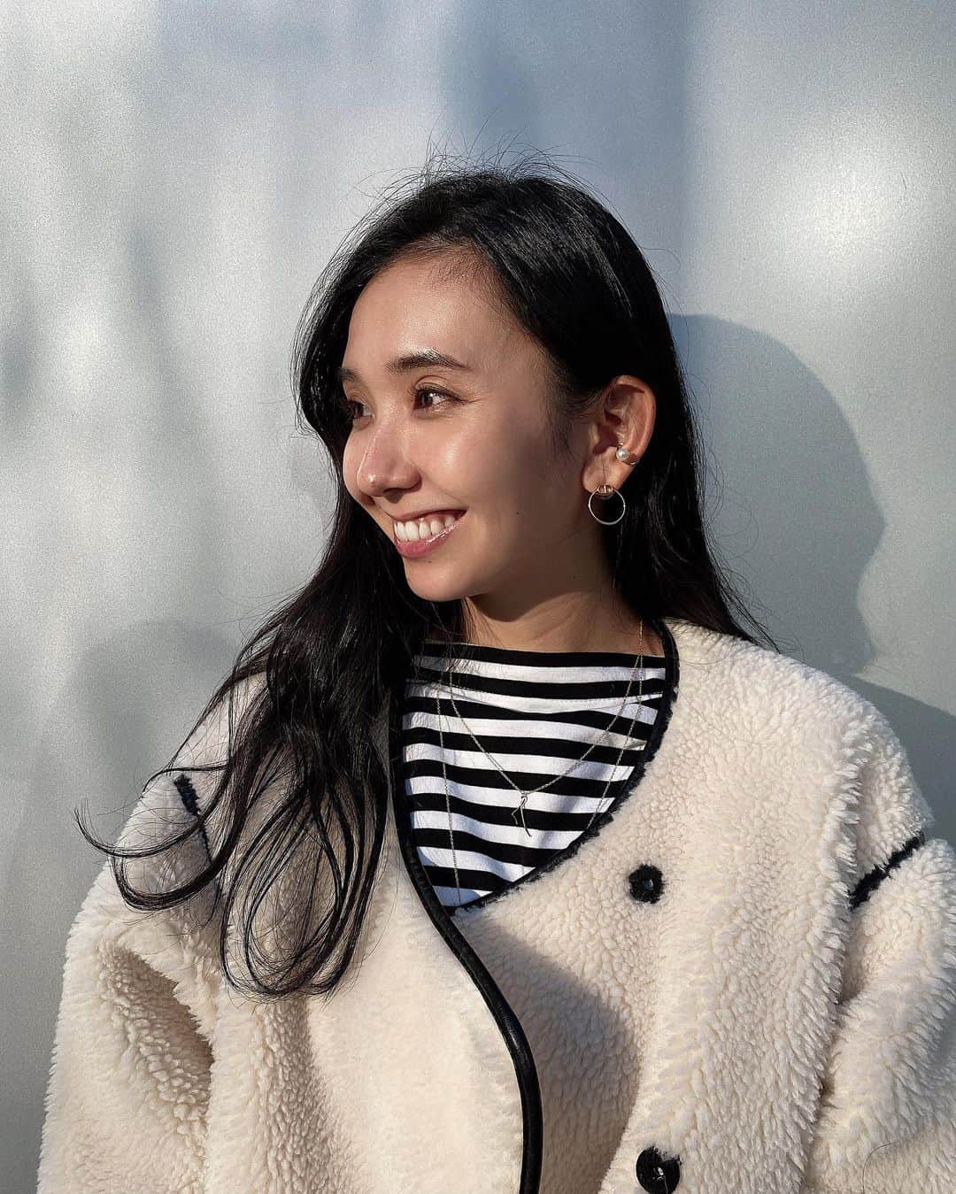 鈴木詩織さんのインスタグラム写真 - (鈴木詩織Instagram)「本日のアクセ♡  ゴールドにしてみました。 シンプルなピアスにsienaroseのイヤカフをしてみたよ😌  最近イヤカフお気に入り。 パールがちょこんとついてるからカジュアルにも上品な感じでも付けられるから良き♡  ﻿ ﻿ ﻿ ﻿  #イヤーカフ#sienarose#シエナロゼ#ジュエリー#pr#earcuff#華奢ジュエリー @sienarose_official」12月6日 18時33分 - shiorin0802suzuki
