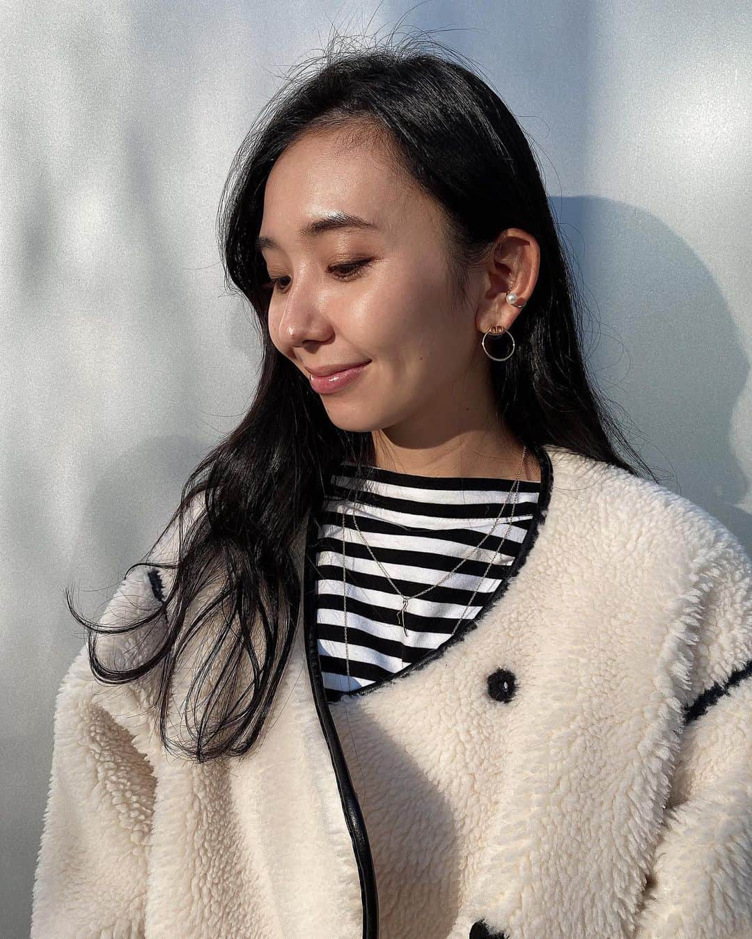 鈴木詩織のインスタグラム：「本日のアクセ♡  ゴールドにしてみました。 シンプルなピアスにsienaroseのイヤカフをしてみたよ😌  最近イヤカフお気に入り。 パールがちょこんとついてるからカジュアルにも上品な感じでも付けられるから良き♡  ﻿ ﻿ ﻿ ﻿  #イヤーカフ#sienarose#シエナロゼ#ジュエリー#pr#earcuff#華奢ジュエリー @sienarose_official」