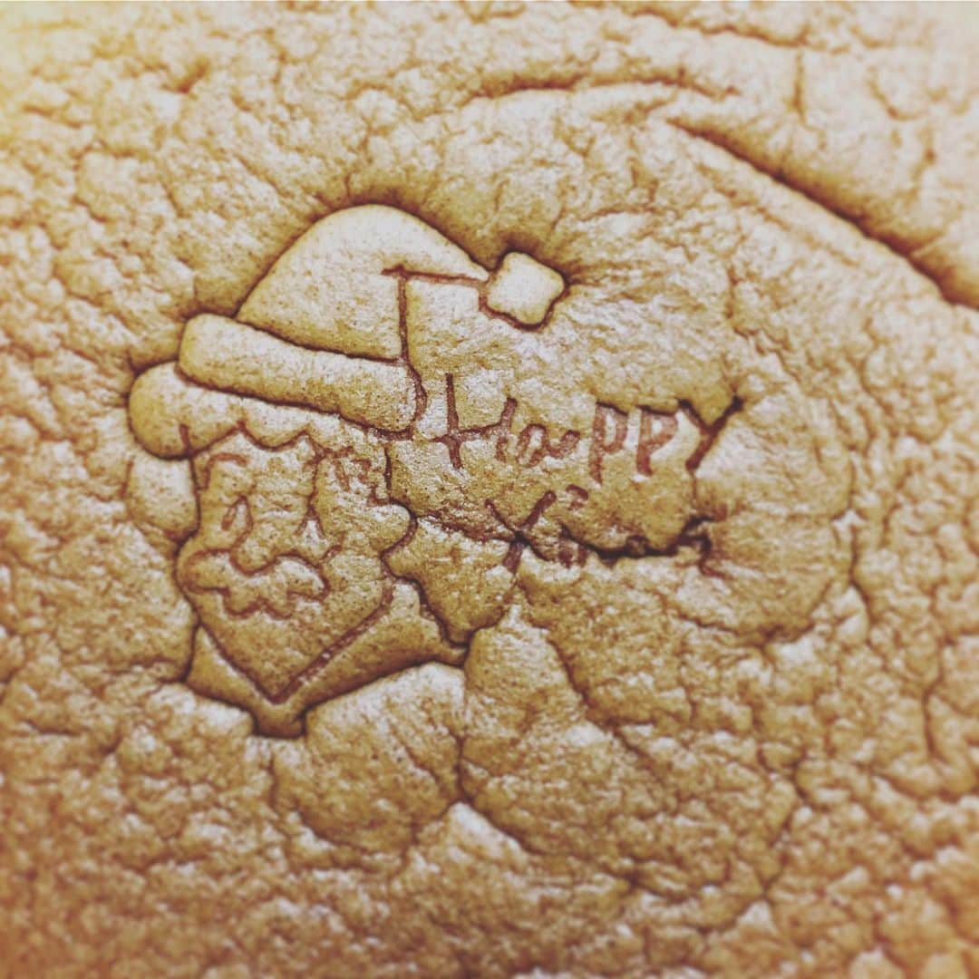 平野由実さんのインスタグラム写真 - (平野由実Instagram)「久しぶりに食べて、やっぱり美味しい。 電子レンジで少し温めて食べるのが好き。  #クリスマスバージョン #りくろーおじさんのチーズケーキ  #大阪土産 #大阪名物 #美味しいチーズケーキ #子供の頃から大好き #happychristmas #🎅 #xmas」12月6日 18時27分 - yumi_hiranoo