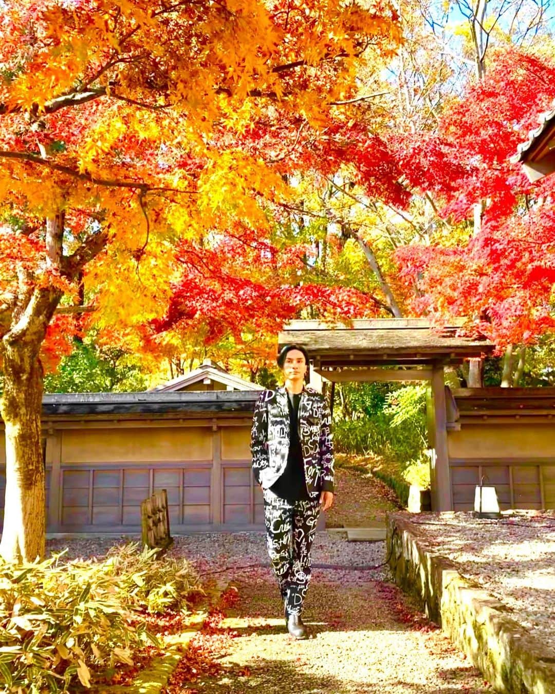 橘ケンチのインスタグラム：「秋の思い出、福井にて💡  急に寒くなりましたね。  みなさん体調お気をつけください🤲  LIVE×ONLINEリハーサル順調に進んでます😄」