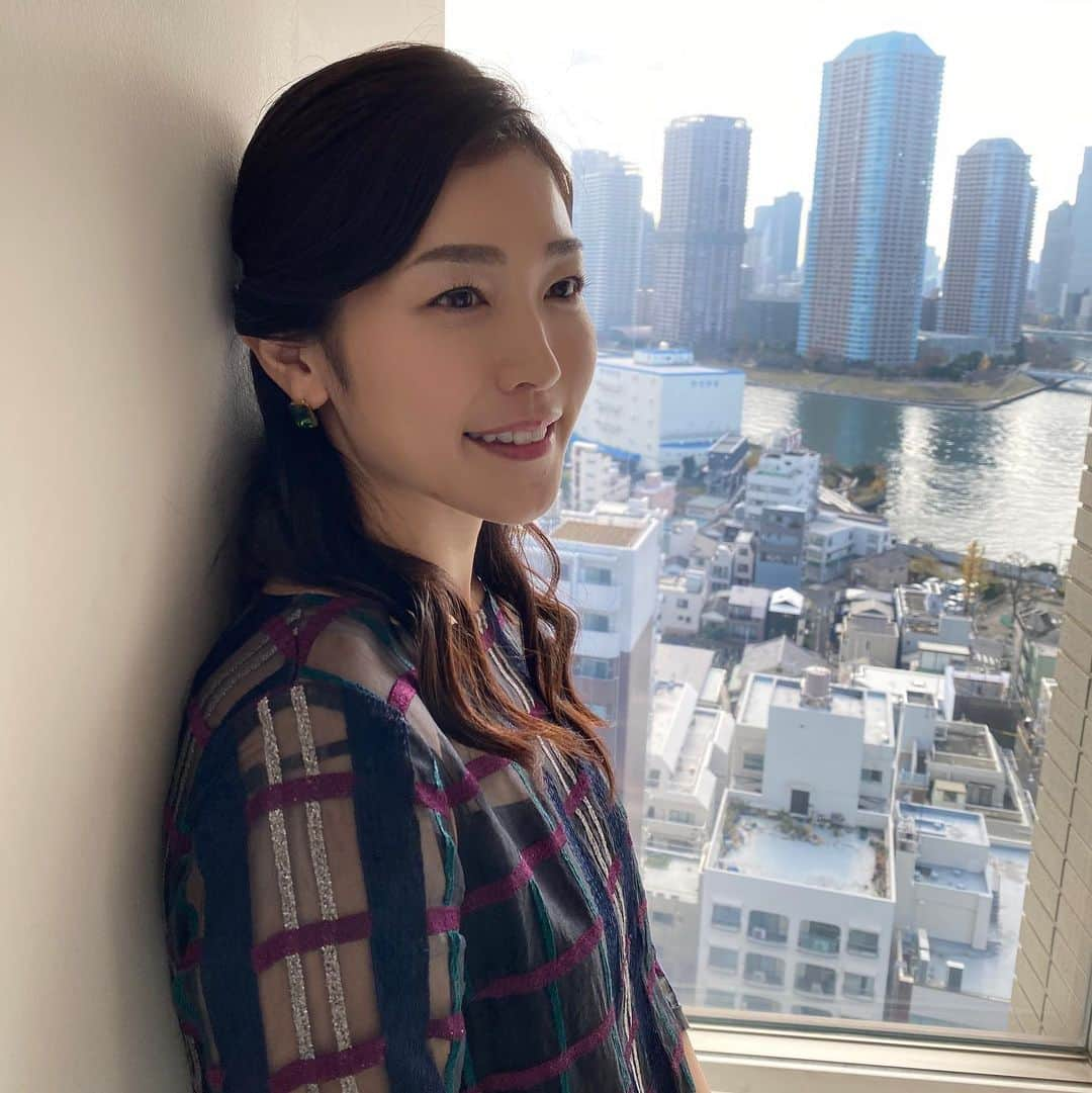 佐藤美樹さんのインスタグラム写真 - (佐藤美樹Instagram)「. #チュウワウィザード の勝利 お見事でしたね🐴 . 来週からの阪神2歳G1も楽しみ✨ . 私は筋骨隆々なダート馬が 好きです。 . . 衣装👗 #adelly  チェック柄の透け感が 可愛いワンピースでした. . . ３枚目 #デートなうに使っていいよ  っぽく撮ってみたけれど  昔のプリクラのポーズにみえますw .  +‥‥‥‥‥‥‥‥‥‥‥‥‥‥‥‥‥‥‥‥+ #4度目の挑戦  #おめでとう  #かっこよかった  #基本はパドック重視 #買い目  #間違えた  #競馬  #ハーフアップ  #衣装  #ワンピース  #チェック柄  #キャスター  #生放送  #フリーアナウンサー  #女子アナ  #佐藤美樹」12月6日 18時30分 - satomiki0224