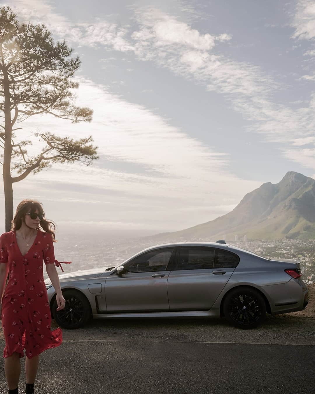 BMWのインスタグラム：「Completes any look. The BMW 7 Series Sedan. #THE7 #BMW #7Series  __ BMW 745Le Sedan: Energy consumption in kWh/100 km (combined): 15.7–15.6. Fuel consumption in l/100 km (combined): 2.3–2.2. CO2 emissions in g/km (combined): 53–50. Further information: www.bmw.com/disclaimer.」