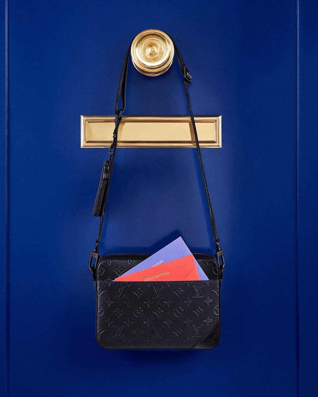 Louis Vuitton on X: Glamour with an edge. A new #LouisVuitton Capucines  bag adds a leopard shoulder strap for a subtle statement. Find more  #LVGifts inspiration at   / X