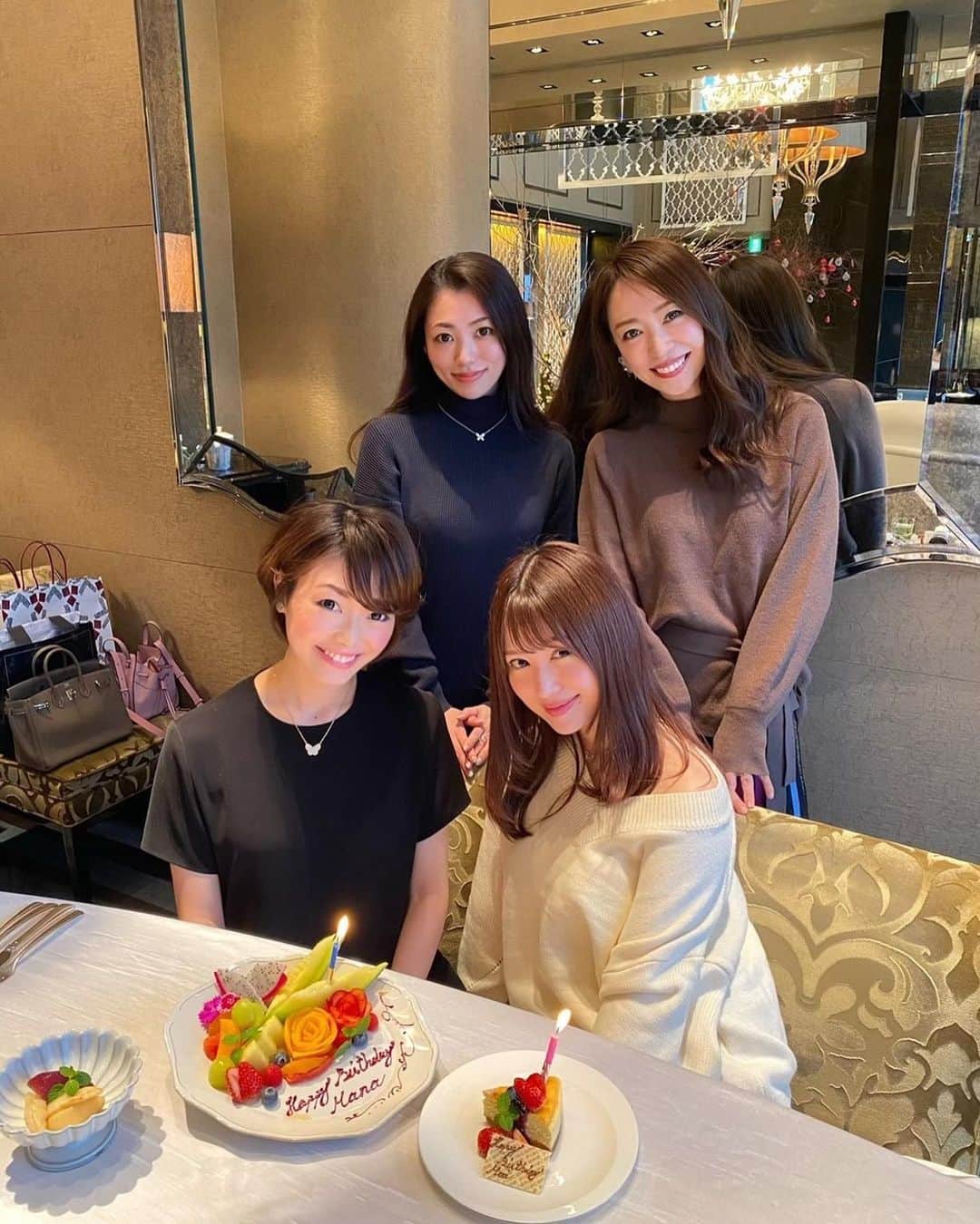 安岡あゆみさんのインスタグラム写真 - (安岡あゆみInstagram)「. 昨日は、 @shangrila_tokyo でまなちゃんとまいちゃんのお誕生日会🎂 28階のピャチェーレのクリスマスブランチメニューをいただきました🍴 乾杯のシャンパンから始まり🥂前菜の盛り合わせ、トリュフリゾットとパイ包みのターキーコンソメスープ🥧 メインは10種類から2種選ぶことができ、私はビーフジャーとロブスターテルミドールをセレクト✨ その日の気分や好みで選べるのは嬉しいですよね。 ワゴンにズラッと並んだデザートはなんと7種！好きなものを好きなだけいただけるなんて贅沢…。 クリスマス気分を味わえるメニューで、どれもとっても美味しかったです🎄 今回はお誕生日パーティーで利用させていただいたのですが、ホスピタリティの高い接客やサービスにも感動しました。ありがとうございました💕 . シャングリラホテル東京のクリスマスの装飾はどれも素敵だったのですが、一番目を引いたのは高さ3.6m×幅3.5mの巨大なアドベントカレンダー🗓 毎日サプライズプレゼントが当たるキャンペーンを行なっているそうです🎅 幼い頃、毎年12月になるとアドベントカレンダーを両親がプレゼントしてくれて朝起きて開けるのがとっても楽しみだったので、見るだけでなんだか懐かしい気分になります…☺️ プレゼント配布の開始時間はその日のお楽しみだそうで、配布開始のタイミングに居合わせた幸運なゲストの方が受け取ることができるそう🎁 是非この機会に伺ってみてください。皆さんに幸運が舞い降りますよーに🪄 . 今年も二人のお誕生日のお祝いができて嬉しかった💕 あっという間の3時間…！また近々会えますように✨ . . #shangrilahoteltokyo #christmas #xmas #piacere #happybirthday #birthdayparty #ayumi_y_gourmet #pr #シャングリラホテル東京 #アドベントカレンダー #クリスマスブランチ #ピャチャーレ #ブランチ #ホテルブランチ #ブランチ女子会 #お誕生日会 #お誕生日パーティー」12月6日 18時31分 - ayumi_yasuoka