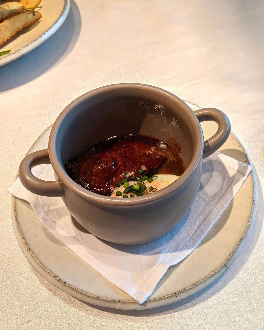安岡あゆみさんのインスタグラム写真 - (安岡あゆみInstagram)「. 昨日は、 @shangrila_tokyo でまなちゃんとまいちゃんのお誕生日会🎂 28階のピャチェーレのクリスマスブランチメニューをいただきました🍴 乾杯のシャンパンから始まり🥂前菜の盛り合わせ、トリュフリゾットとパイ包みのターキーコンソメスープ🥧 メインは10種類から2種選ぶことができ、私はビーフジャーとロブスターテルミドールをセレクト✨ その日の気分や好みで選べるのは嬉しいですよね。 ワゴンにズラッと並んだデザートはなんと7種！好きなものを好きなだけいただけるなんて贅沢…。 クリスマス気分を味わえるメニューで、どれもとっても美味しかったです🎄 今回はお誕生日パーティーで利用させていただいたのですが、ホスピタリティの高い接客やサービスにも感動しました。ありがとうございました💕 . シャングリラホテル東京のクリスマスの装飾はどれも素敵だったのですが、一番目を引いたのは高さ3.6m×幅3.5mの巨大なアドベントカレンダー🗓 毎日サプライズプレゼントが当たるキャンペーンを行なっているそうです🎅 幼い頃、毎年12月になるとアドベントカレンダーを両親がプレゼントしてくれて朝起きて開けるのがとっても楽しみだったので、見るだけでなんだか懐かしい気分になります…☺️ プレゼント配布の開始時間はその日のお楽しみだそうで、配布開始のタイミングに居合わせた幸運なゲストの方が受け取ることができるそう🎁 是非この機会に伺ってみてください。皆さんに幸運が舞い降りますよーに🪄 . 今年も二人のお誕生日のお祝いができて嬉しかった💕 あっという間の3時間…！また近々会えますように✨ . . #shangrilahoteltokyo #christmas #xmas #piacere #happybirthday #birthdayparty #ayumi_y_gourmet #pr #シャングリラホテル東京 #アドベントカレンダー #クリスマスブランチ #ピャチャーレ #ブランチ #ホテルブランチ #ブランチ女子会 #お誕生日会 #お誕生日パーティー」12月6日 18時31分 - ayumi_yasuoka