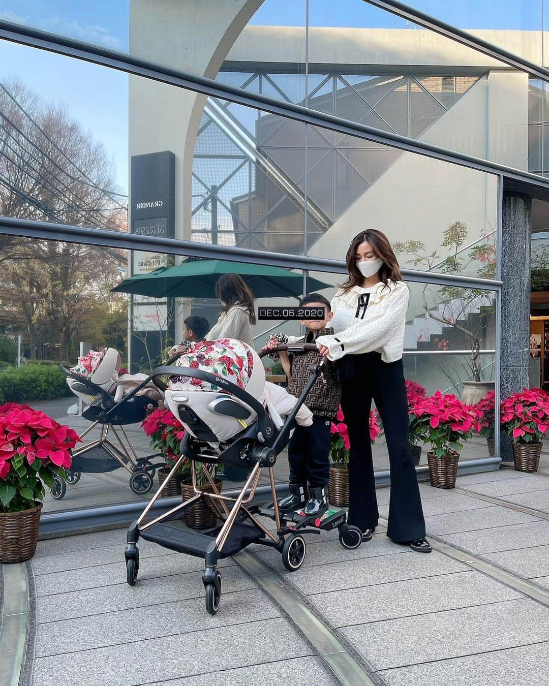 福王寺彩野さんのインスタグラム写真 - (福王寺彩野Instagram)「家族で少しだけお散歩…❤︎ お兄ちゃんがベビーカー押してくれたよ🥰 私ほぼ寝起きで髪の毛ボサボサのすっぴんですみません😫🙏💦  パンツは @mizukikonuma ちゃんコラボの🖤 ニット素材でウエストゴムでめちゃ楽なのにぺたんこ靴でも美脚&脚長に見せてくれるお気に入り💕  ダウンは @wdot_official 🤍 WDOTの社長さんが私がかつてセシルリンクやっていた時の専務と知って1人大興奮してダウン2色買い🤣wスウェットとかも可愛いのに超リーズナブルで愛用中💋  #familyday #sundayafternoon #お散歩 #ootd #ママコーデ #toplog #wdot #zara #rogervivier #fendi #balenciaga #ugg #windandsea #cybex #kidsfashion #赤ちゃんのいる生活」12月6日 18時36分 - ayano_fukuoji