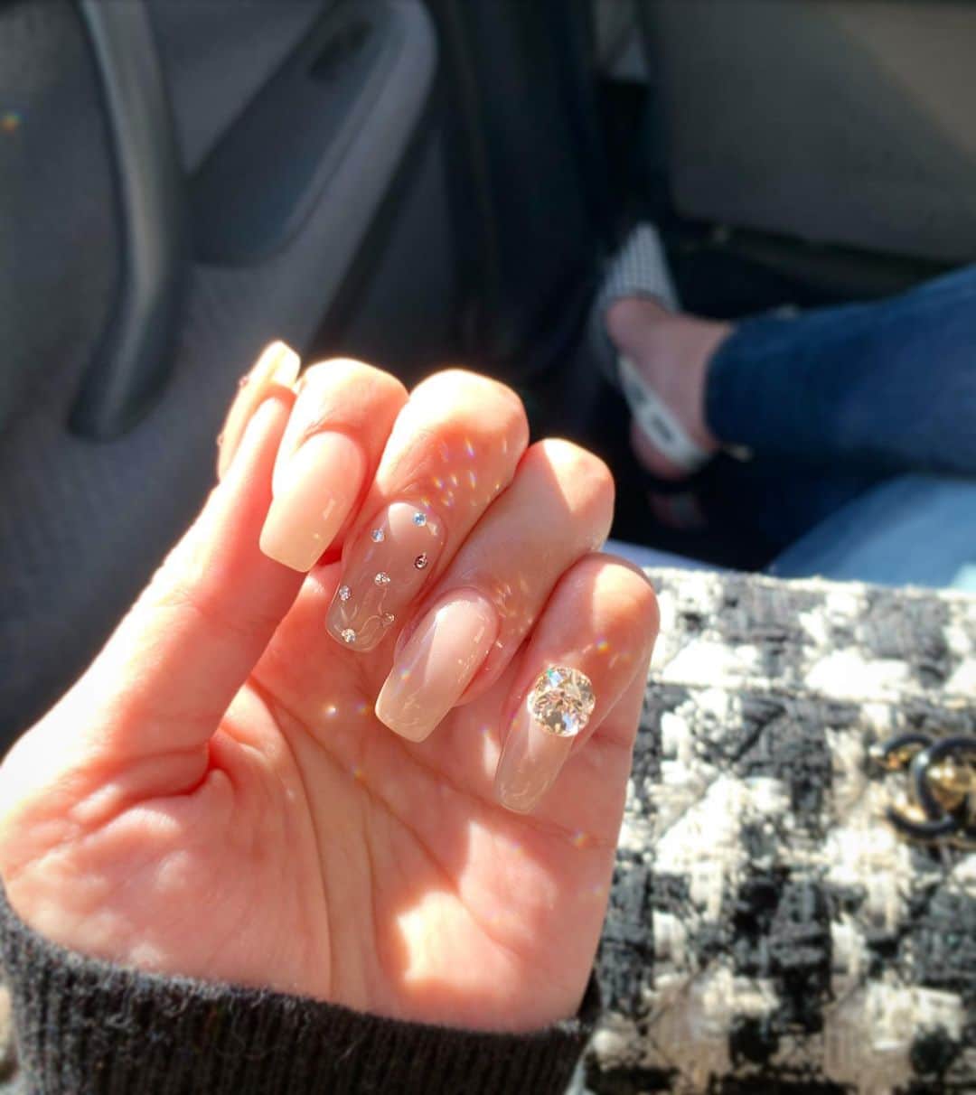 のインスタグラム：「. . 💅☀️🌈💎✨ . . キラキラしてミラーボールみたい💅 . . マオぷちもマオボールも 太陽光で見たらキラキラで眩しくて幸せすぎる💎☀️🌈✨ . #maonail #マオジェルと日常 . #301ハダージュ #25ナイト . #マオぷち #マオボール . . ##### #北新地#祇園#ホステス#キャバ嬢#クラブ#クラブザコート#韓国女優になりたい#キムジウォンになりたい#田中みな実になりたい#maonail#maogel#シンプルネイル#ベージュネイル#ビジューネイル#大人ネイル#」