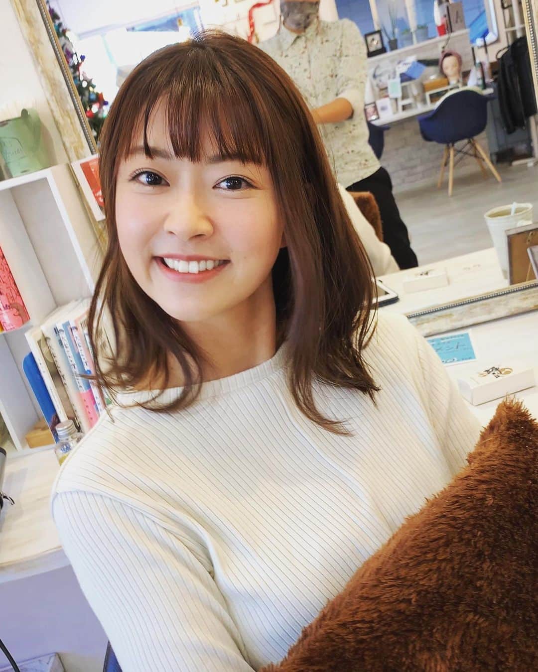 常盤よしこのインスタグラム：「髪を切りました。 随分と軽くなりましたー！！ これで毎日のシャンプーも楽です笑 友達の有馬さんおまかせスタイル。 いつもありがとう😊 . #田井島交差点近く #allymarry #熊本美容室 #そとはねヘア  #20せんちぐらい切った  #酸素カプセルもあるよ」
