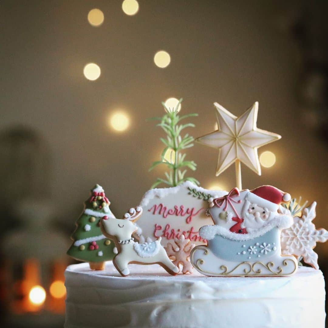 melodyのインスタグラム：「🎄✨❄️﻿ ＊﻿ クリスマスギフトの発送が始まりました🦌🛷✨✨﻿ ﻿ Happy  Holiday!﻿ ﻿ ＊再販リクエストをいただいておりますが、今年のクリスマス商品の再販はございませんのでご理解いただけましたら幸いです。﻿ ﻿ ＊＊＊﻿ ﻿ #天然色素#国産#アイシングクッキー#アトリエエム#クリスマス#スノーマン#snowman#Christmas#ギフト#design#糖霜餅乾#曲奇#design﻿ #pic#cookies#sugarcookies#decoration#icingcookies﻿ #japan#Instagram#instagramjapan#IgersJP#cupcakeproject﻿ #ファインダー越しの私の世界#スイーツ#sweets#instasweet#locari」