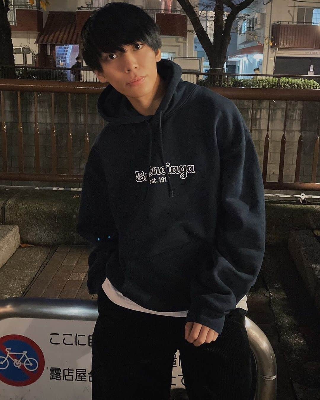 岡田隆之介のインスタグラム：「『いつの日かの僕』 . 季節も季節で巷ではクリスマスソングが流れてますね〜 クリスマスソングを聴くとなんか焦るのは僕だけですか❗️❓😂 . . . . . . .  #instagood #instalike #like4like #like #ootd #ootn #followme   #モデル #サロモ #サロンモデル #メンズファッション #ファッション #お洒落さんと繋がりたい #韓国好きな人と繋がりたい #ファインダー越しの私の世界 #フォロミー  #いいねした人で気になった人フォロー #黒髪 #マッシュ男子 #雰囲気好きな人いいね #雰囲気推してください  #いいね返し #アイドル #balenciaga #youtube #youtuber」