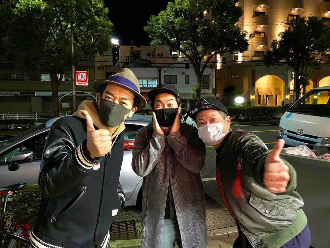 のインスタグラム：「ムーディ勝山さんとハロー植田さんと神戸で泊まりのお仕事。🤗  終わりにおでんが出る粋なラーメン屋へ。🍢🍜🥟  嬉しいなぁ。楽しいなぁ。これだよこれ。🤗  久々のこの感じになんか感動。🥺」
