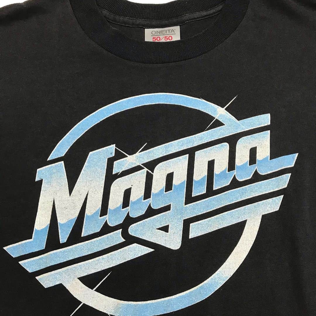 ジャムルさんのインスタグラム写真 - (ジャムルInstagram)「1980's～ Magna ¥11800+tax .  こちらはアメリカのタバコメーカー、MagnaのTシャツ。  あの人気バンドのストロークスが、まんまサンプリングしていたグラフィック！ ストロークスの元ネタってだけでもファンには堪らないデザインだと思います。  なかなか珍しい1枚で、メタリックなロゴもカッコ良くおすすめです！ .  WEB SHOPに入荷しております。 是非ご覧ください。 jammru.com  #お問い合わせはお電話で承ります #jammru#jammru_tee#vintagetshirt#vintagetee#magna  #osaka  #fashion  #streetstyle  #streetfashion  #vtg  #vintage  #used  #usedclothing  #古着 #古着屋 #ファッション #70s #80s #90s #ご来店の際はマスクの着用をお願い致します」12月6日 18時49分 - jammru