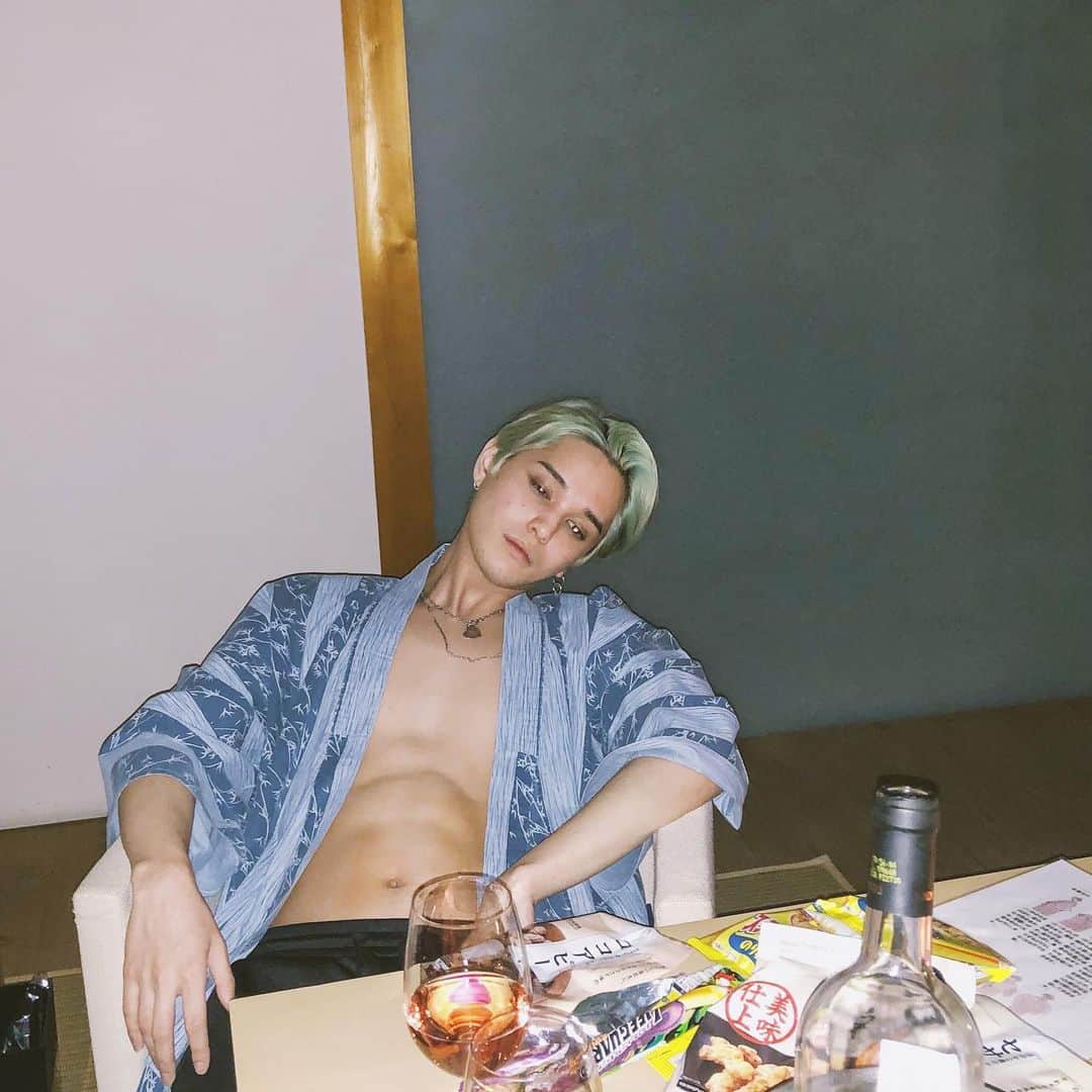バトシンのインスタグラム：「動かなくちゃおもて、 筋トレ始めました。  一月の写真」