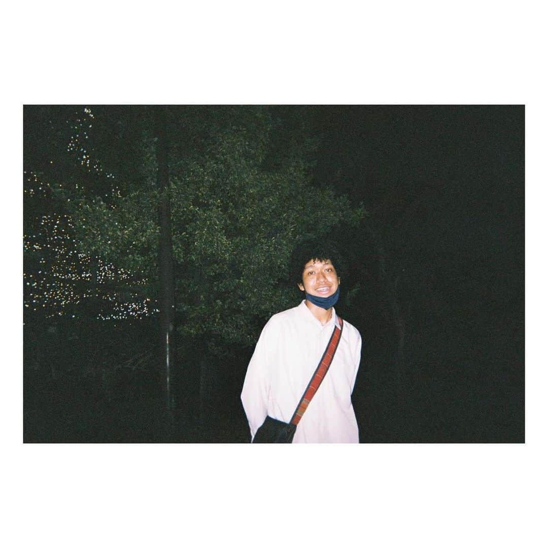 BmF【公式】さんのインスタグラム写真 - (BmF【公式】Instagram)「友達が写ルンですで撮ってくれました😆 ・ 後ろにクリスマスツリーがあったんですが白い光だけ残りました！！ なにか消えたりするのが写ルンですの良さですよね！！不思議★  #イザリオン 🇯🇵×🇬🇳 🧑🏾‍🦱 #BmF #ビーマイナーエフ #メンズコーデ #18歳 #ハーフ #xmastree  #photooftheday #ファッション #fashion #style #trend #code #ootd #tflers  #instagood #ig_japan」12月6日 18時54分 - bmf_twr