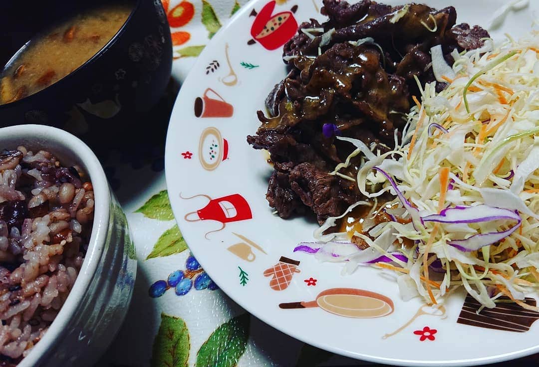 置鮎龍太郎さんのインスタグラム写真 - (置鮎龍太郎Instagram)「#今日の晩ご飯  #いただきます #ごちそう様でした🙏   牛肉をジューっ！！ わさびとバターのソースでいただきましたよ♪  #今日のお味噌汁 はなめこ入り」12月6日 18時54分 - chikichikiko