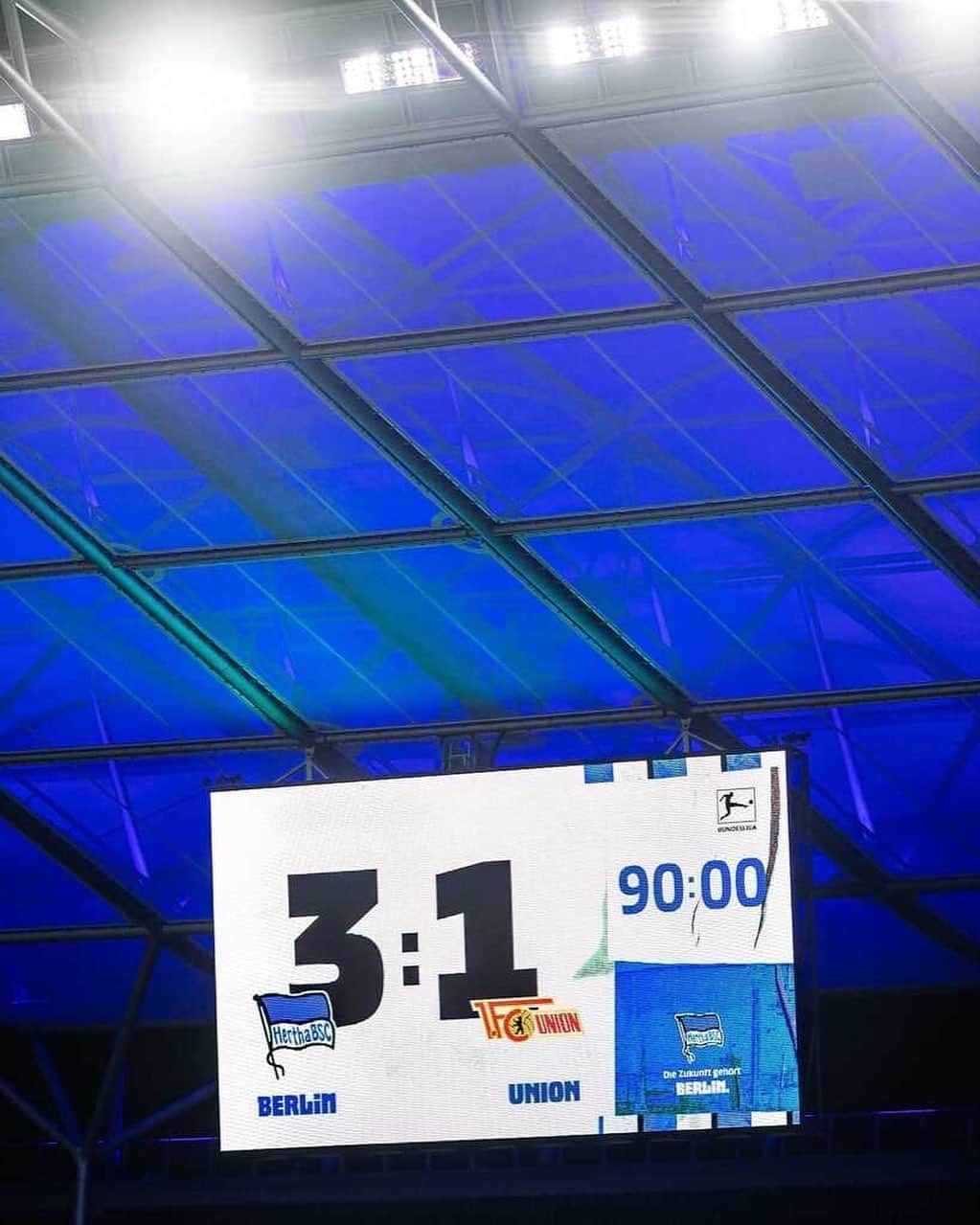 ヘルタ・ベルリンのインスタグラム：「Wir wünschen euch einen tollen Nikolaustag und einen schönen 🕯🕯. Advent! 🎅🎄 . . #nikolaus #adventadvent #HaHoHe #herthabsc」