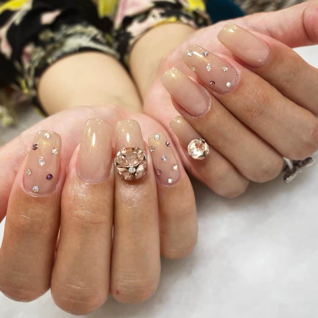 のインスタグラム：「. 今回の#maonail 💅 . #301ハダージュ . ハダージュ1度塗りに . #25ナイト . 今年のクリスマス限定のナイトを2度塗り💅 . 本物の真珠を使ってるらしい🐚 . . ゴールドパールでも光り方が めっちゃ上品でさすがmaonailです👏 . . 合うようにマオぷちとマオボールに色使ってもらった💎 . 大人可愛いくて好き🙊💋 . . ##### #北新地#祇園#ホステス#キャバ嬢#クラブ#クラブザコート#韓国女優になりたい#キムジウォンになりたい#田中みな実になりたい#ビジューネイル#キラキラネイル#ベージュネイル#大人ネイル#パールネイル#うどんちゃん」