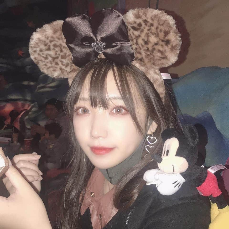 永瀬那奈さんのインスタグラム写真 - (永瀬那奈Instagram)「マーメイドラグーンでアイス🧜‍♀️🐚 毎回れみちゃんとここに住むって話とお城のタイルがとにかくかわいいって話をしてる気がする👸  #ディズニーシー #ディズニー #ディズニーランド #disney #カチューシャ  #インナーカラー #ディズニーコーデ  #ミッキー #ミニー #レオパード #迪士尼 #我的最愛 #マーメイドラグーン」12月6日 19時02分 - nananana915