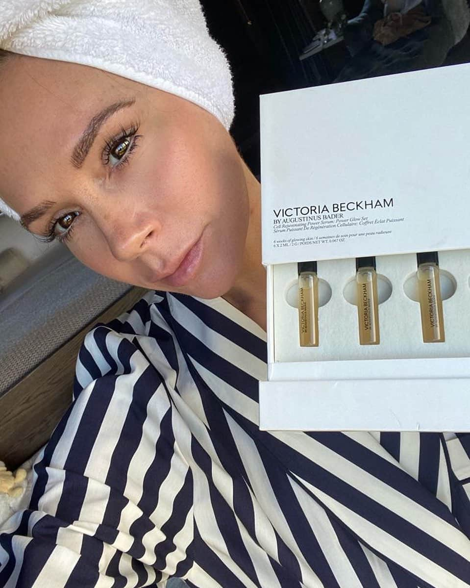 ヴィクトリアベッカムさんのインスタグラム写真 - (ヴィクトリアベッカムInstagram)「The secret to that ✨ glow ✨. This is the new Glow Set from @victoriabeckhambeauty, six weeks worth of one of my personal favourite products, the Cell Rejuvenating Power Serum, which I know so many of you have wanted to try. It truly transformed my skin and I can’t wait for you to experience it for yourselves! x vb」12月6日 19時03分 - victoriabeckham