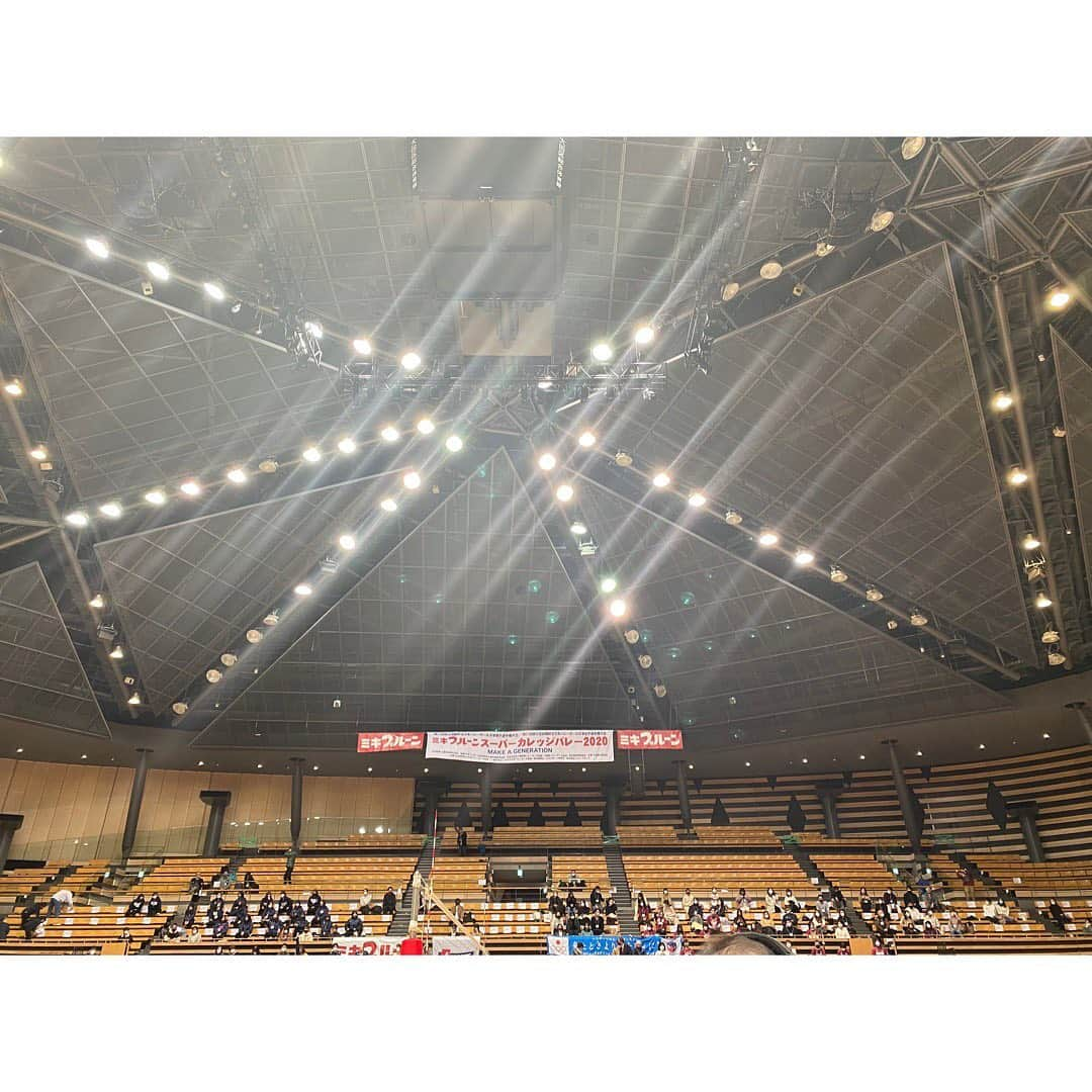 西村志野さんのインスタグラム写真 - (西村志野Instagram)「＊ 今日はＪSPORTSで、 大学バレーの日本一を決める スーパーカレッジバレー2020男女決勝中継の リポート、インタビューでした😊🎤 ＊ 男子決勝の実況は 同じ事務所の滝澤雄一アナウンサー✨ ＊ 男子は早稲田大学の4連覇、 女子は鹿屋体育大学の優勝でした🏆  嬉し涙。悔し涙。ほっとした涙。 いろいろな涙がありました。 4連覇を果たした早稲田 #松井泰二 監督の インタビューでの涙。 今年は大会に参加できないチームも たくさんあったなかで、 いろんな方の想いを背負った言葉に 胸を打たれました。 ＊ 「最後まで大会ができたことがすごいこと」 多くの方がおっしゃっていました。  チーム、選手、関係者のみなさん、 本当にお疲れさまでした🏐 ＊ #全日本インカレ #jsports #バレーボール #volleyball #大学バレー #スーパーカレッジバレー2020  #早稲田大学 #鹿屋体育大学  #日本体育大学 #東海大学 #スポーツ好き #中継 #リポーター #インタビュー #sports  #滝澤雄一 #アナウンサー #西村志野」12月6日 19時04分 - shinonishimura_