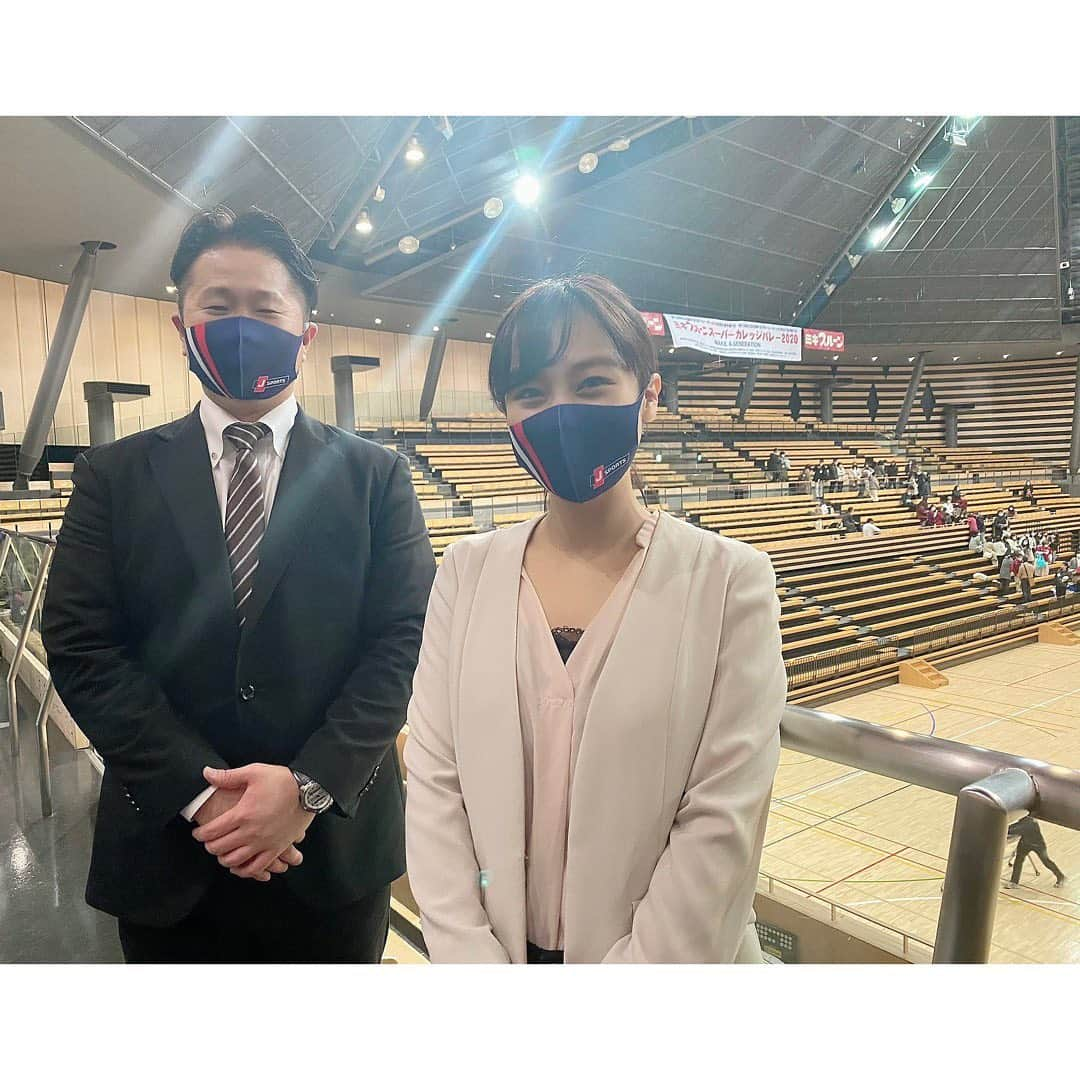 西村志野さんのインスタグラム写真 - (西村志野Instagram)「＊ 今日はＪSPORTSで、 大学バレーの日本一を決める スーパーカレッジバレー2020男女決勝中継の リポート、インタビューでした😊🎤 ＊ 男子決勝の実況は 同じ事務所の滝澤雄一アナウンサー✨ ＊ 男子は早稲田大学の4連覇、 女子は鹿屋体育大学の優勝でした🏆  嬉し涙。悔し涙。ほっとした涙。 いろいろな涙がありました。 4連覇を果たした早稲田 #松井泰二 監督の インタビューでの涙。 今年は大会に参加できないチームも たくさんあったなかで、 いろんな方の想いを背負った言葉に 胸を打たれました。 ＊ 「最後まで大会ができたことがすごいこと」 多くの方がおっしゃっていました。  チーム、選手、関係者のみなさん、 本当にお疲れさまでした🏐 ＊ #全日本インカレ #jsports #バレーボール #volleyball #大学バレー #スーパーカレッジバレー2020  #早稲田大学 #鹿屋体育大学  #日本体育大学 #東海大学 #スポーツ好き #中継 #リポーター #インタビュー #sports  #滝澤雄一 #アナウンサー #西村志野」12月6日 19時04分 - shinonishimura_