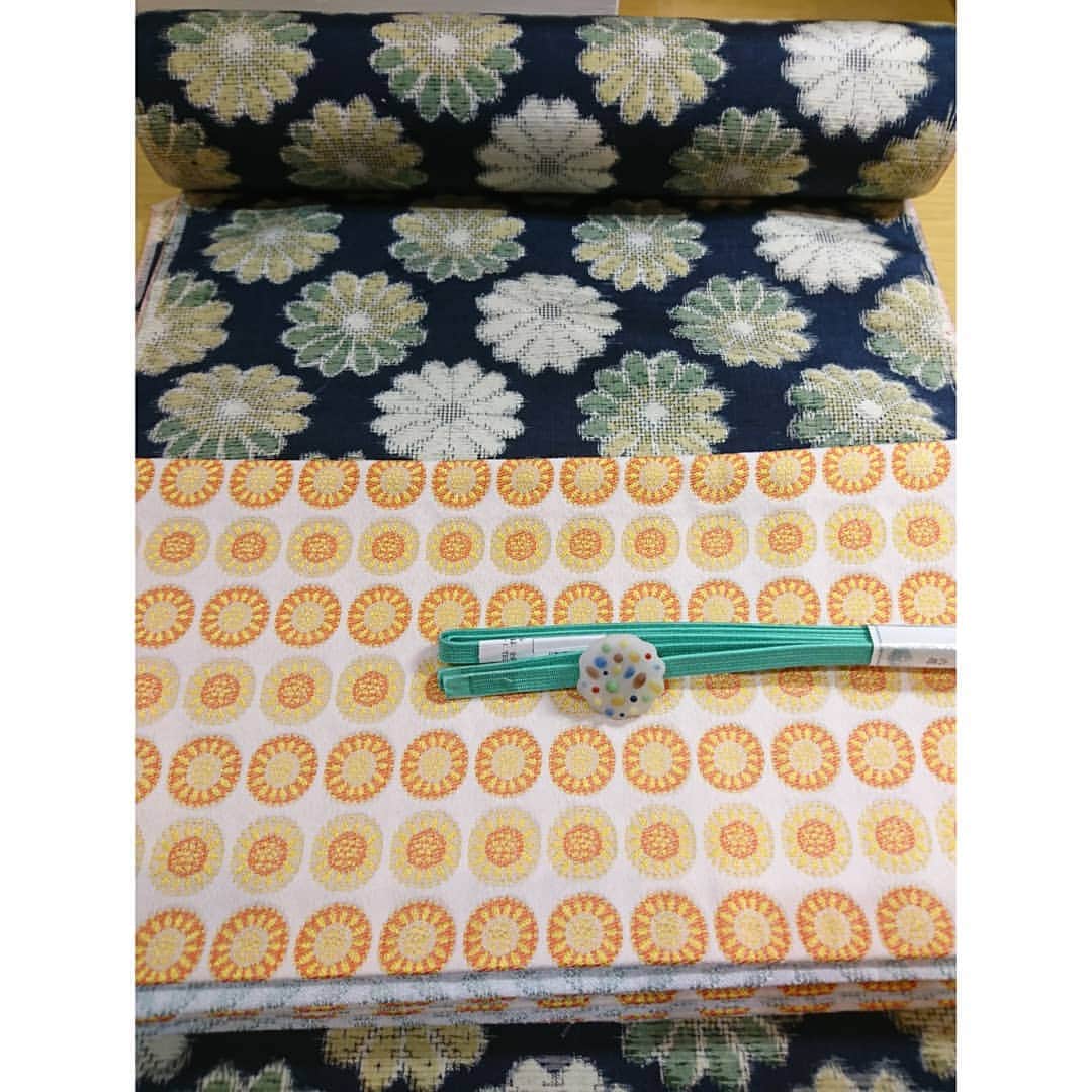 きもの六花さんのインスタグラム写真 - (きもの六花Instagram)「#きもの六花 #六花の福袋2020 ・ ありがとうございます🙇売約済みになりました。 ・ 【六花の福袋2020】 先行通販受付中👏 セットE：¥35,000(税別) セット内容：紬反物/半幅帯/三分紐/帯留め ・ ご購入ご希望の方は、メールまたはDMより 『福袋セットE購入希望』 とご連絡ください。 お支払方法等お知らせいたします。 なお、先行受付のお支払いは、銀行振込となります。 別途送料要。 お仕立て等も承ります。 お問い合わせはお気軽に！ ・ 今年の福袋の店舗販売は、12/16からを予定しています。 ※大阪府の外出自粛要請によって変更あり。 ※ご来店は要予約。  年に一度の飛びっきりスペシャルでお得な福袋の季節がやってきました✨ 心待ちにしているみなさん。今年もお得です！！ オススメの福袋をご紹介いたします。 お気に入りのセットがありましたら、一足お先に通販受付🆗です。 ・ ・ #着物 #着物コーデ #伊勢木綿 #仕立て #和裁 #和裁教室 #着付け教室 #着付け #中崎町 #大阪 #ricca #六花」12月6日 19時04分 - kimonoricca
